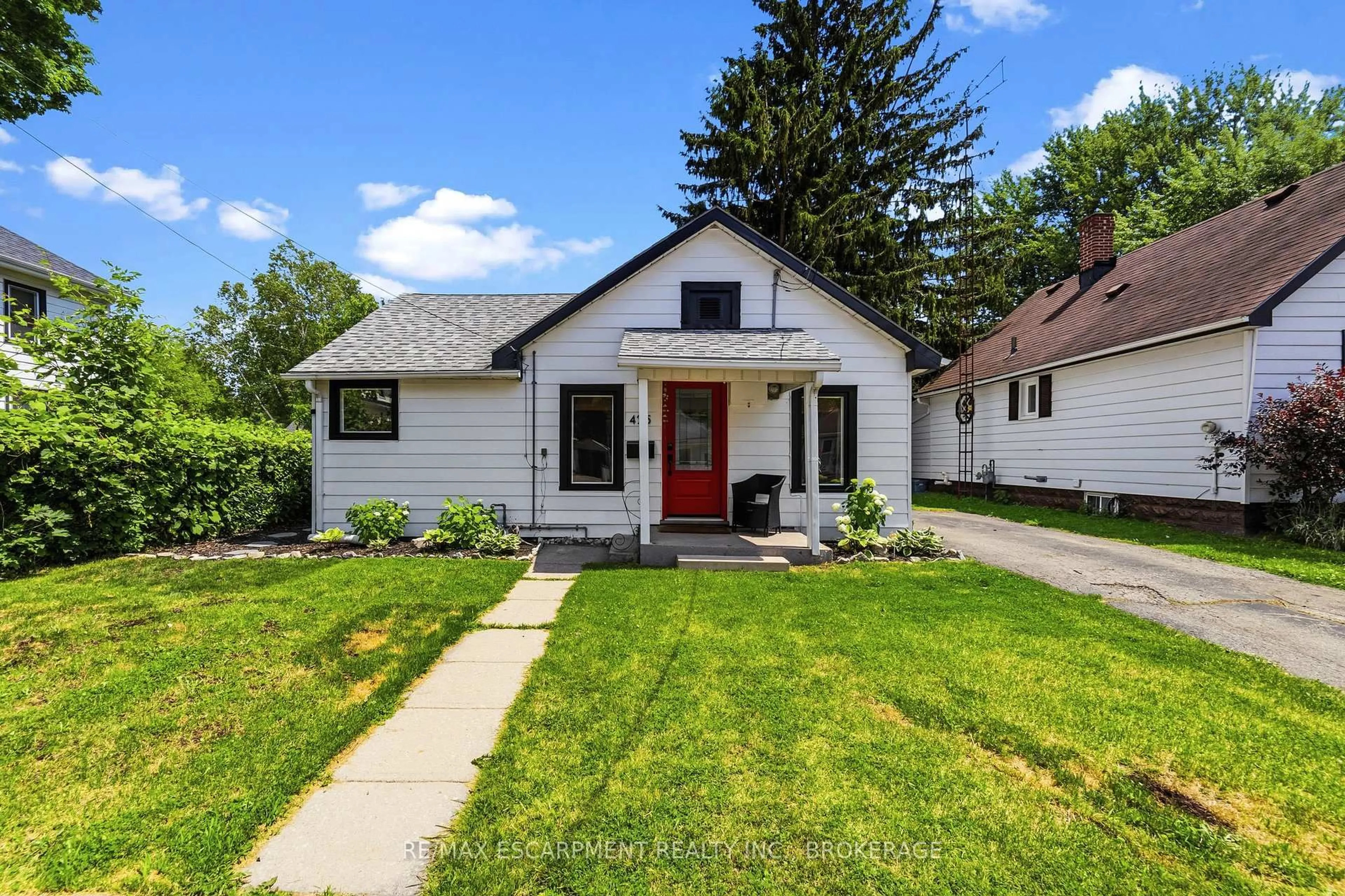 Home with vinyl exterior material, street for 425 Ross Ave, Haldimand Ontario N1A 2S2