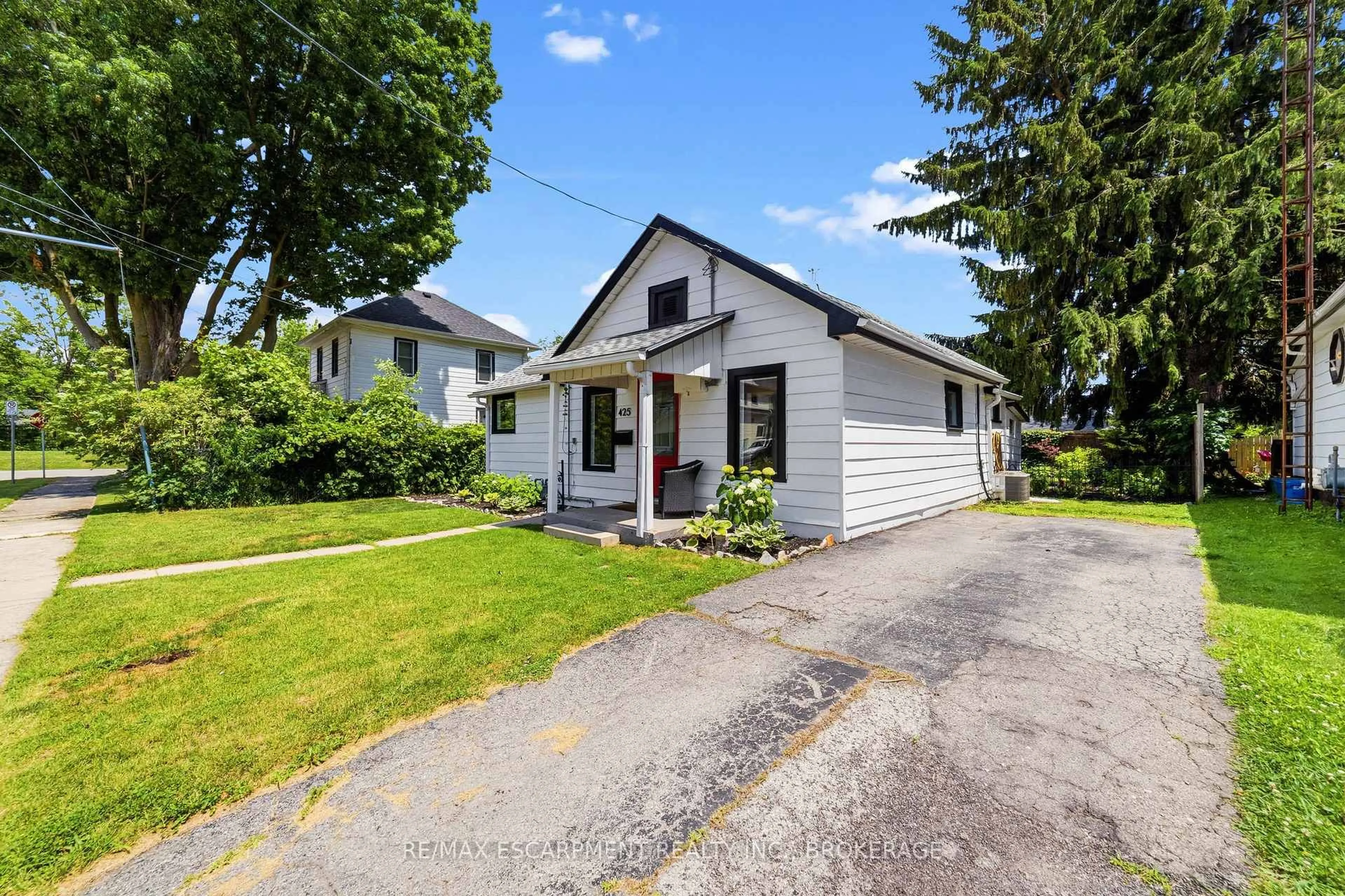 Home with vinyl exterior material, street for 425 Ross Ave, Haldimand Ontario N1A 2S2