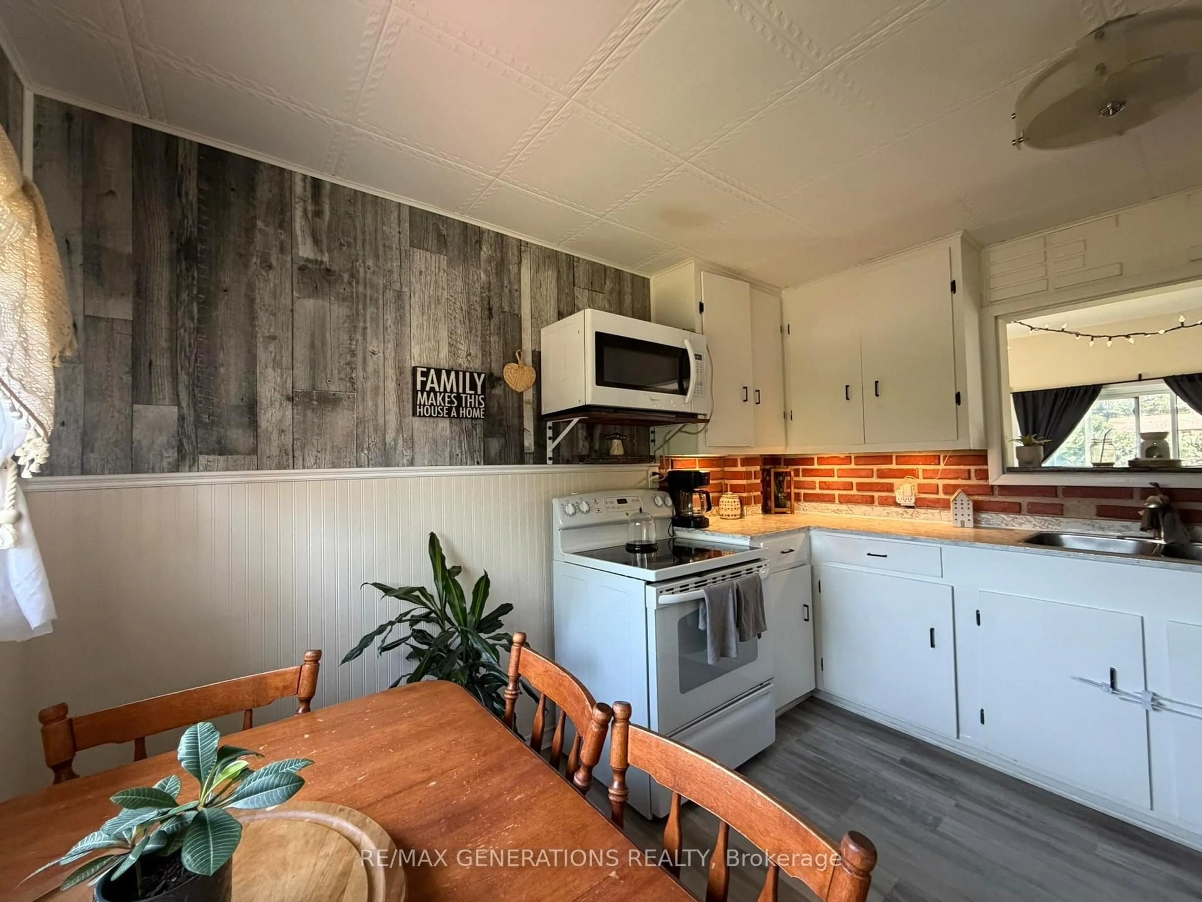 Unknown for 261 Balsam St, Thunder Bay Ontario P7A 5N4
