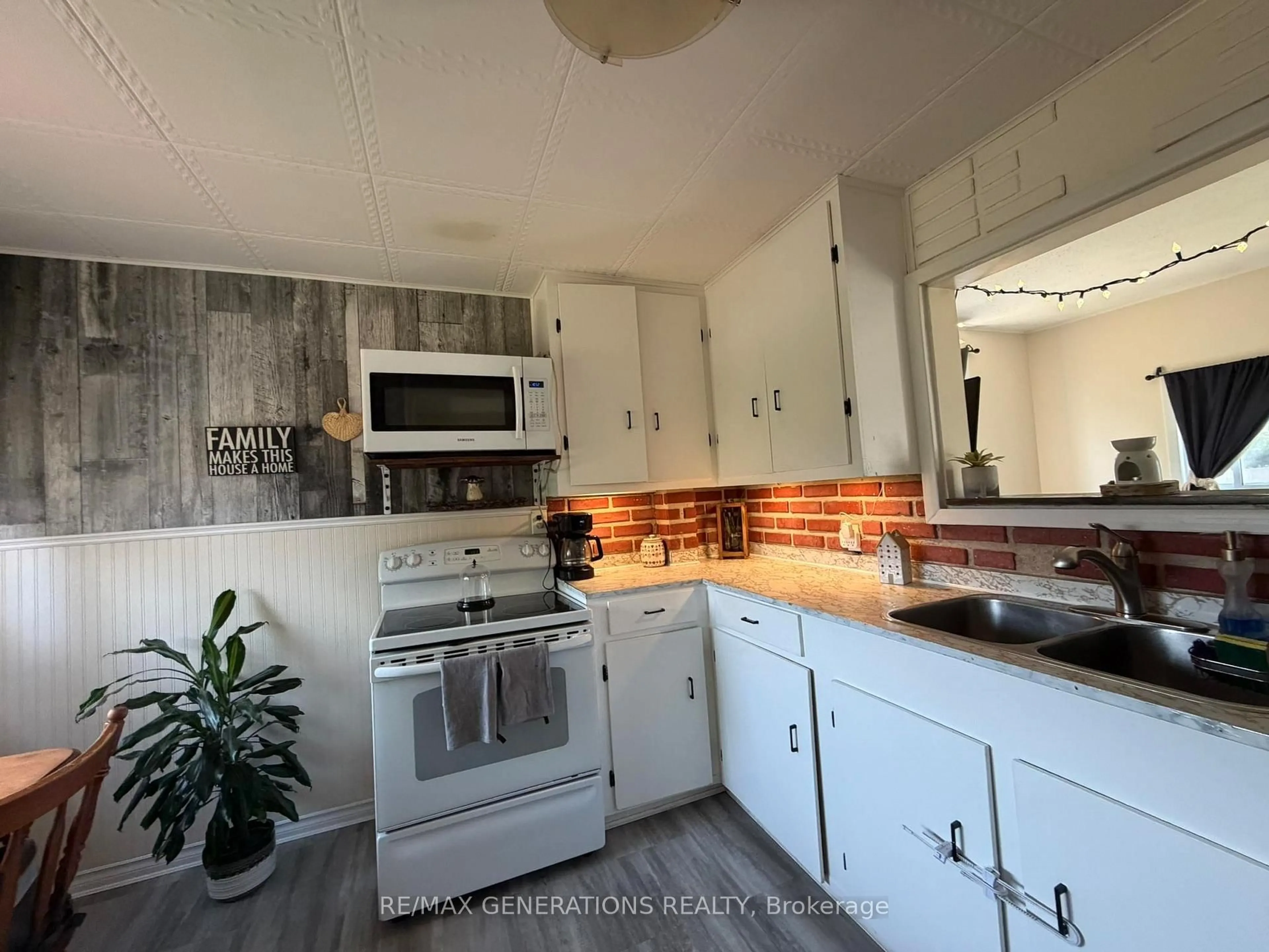 Open concept kitchen, unknown for 261 Balsam St, Thunder Bay Ontario P7A 5N4