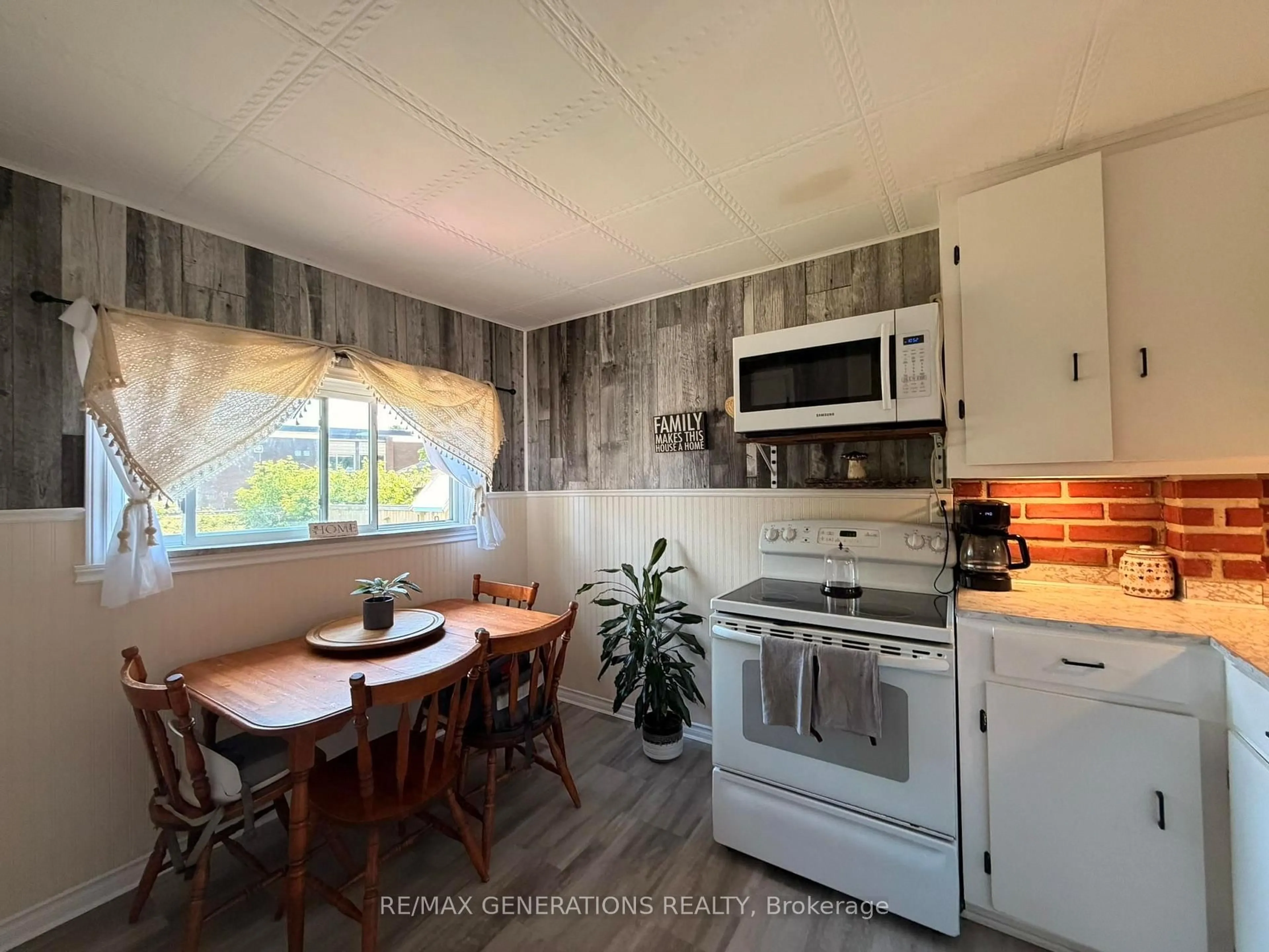 Standard kitchen, unknown for 261 Balsam St, Thunder Bay Ontario P7A 5N4