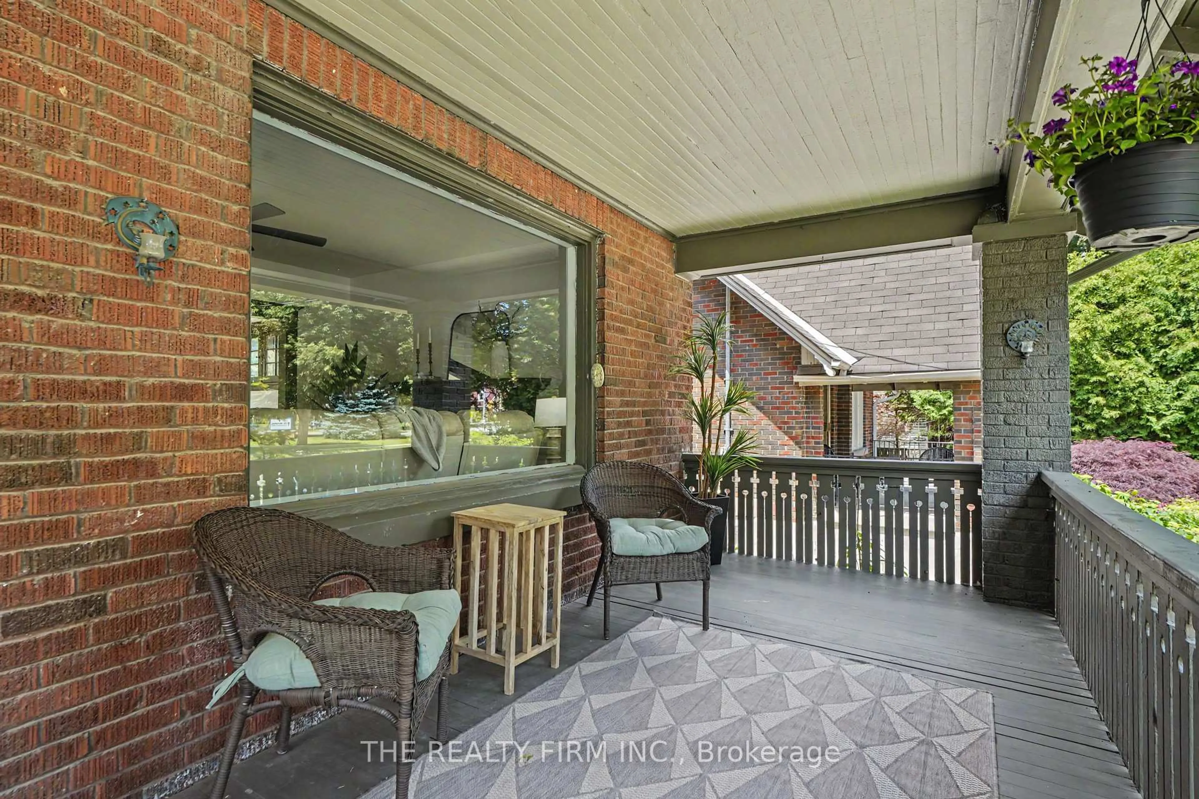 Patio, street for 925 Maitland St, London East Ontario N5Y 2X2