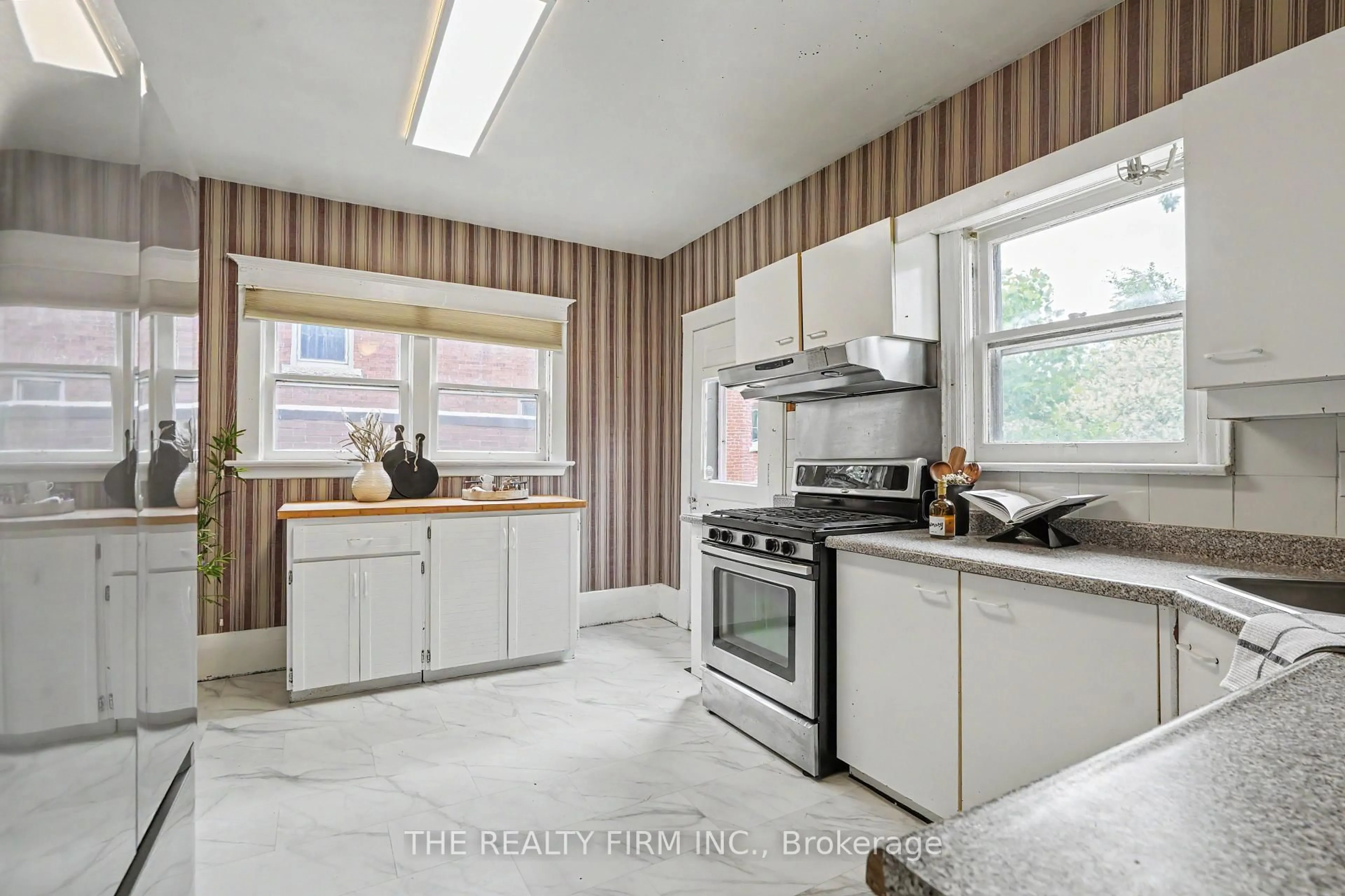 Unknown for 925 Maitland St, London East Ontario N5Y 2X2