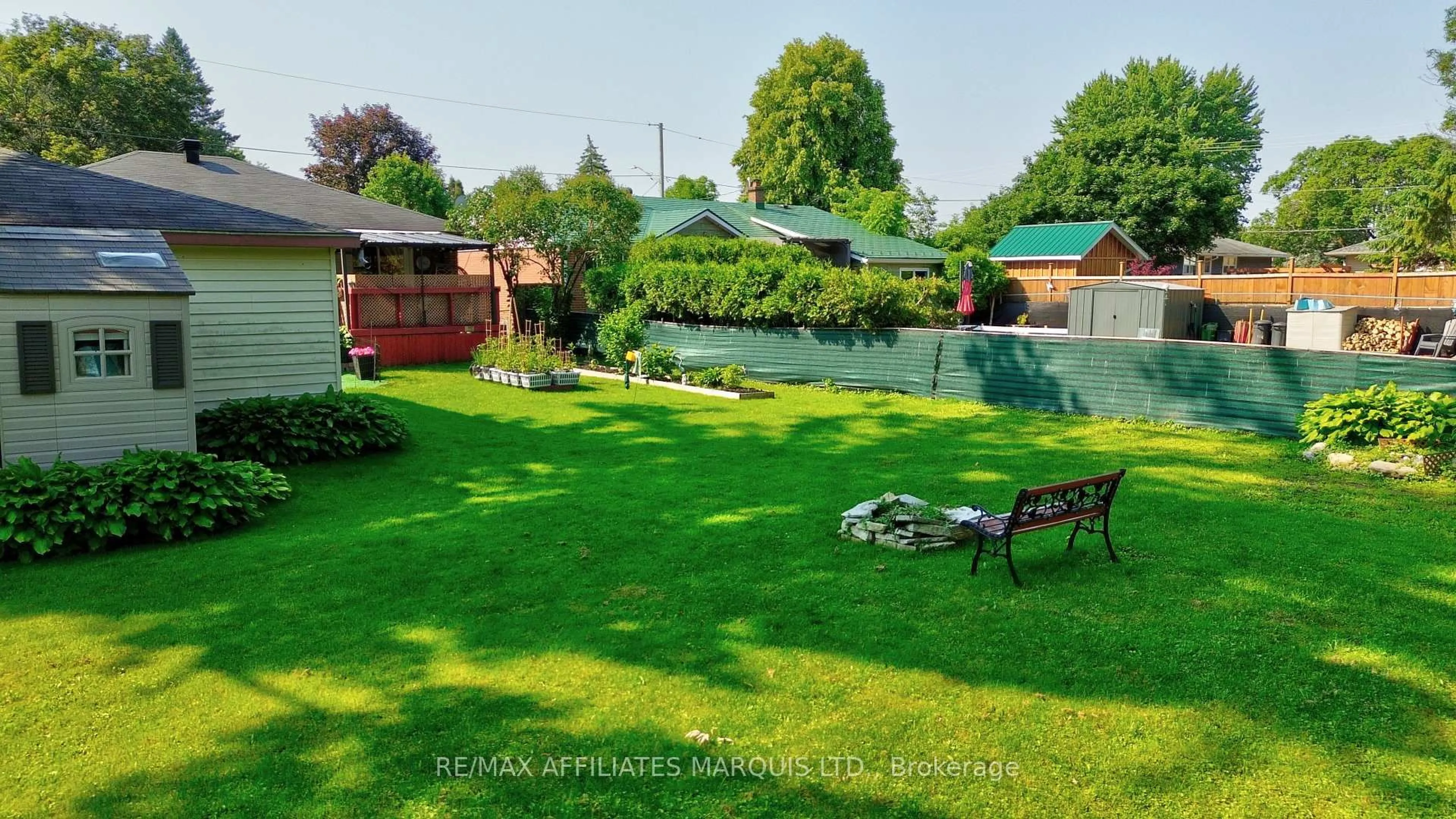 A pic from outside/outdoor area/front of a property/back of a property/a pic from drone, unknown for 1015 Edythe Ave, Cornwall Ontario K6J 1N8