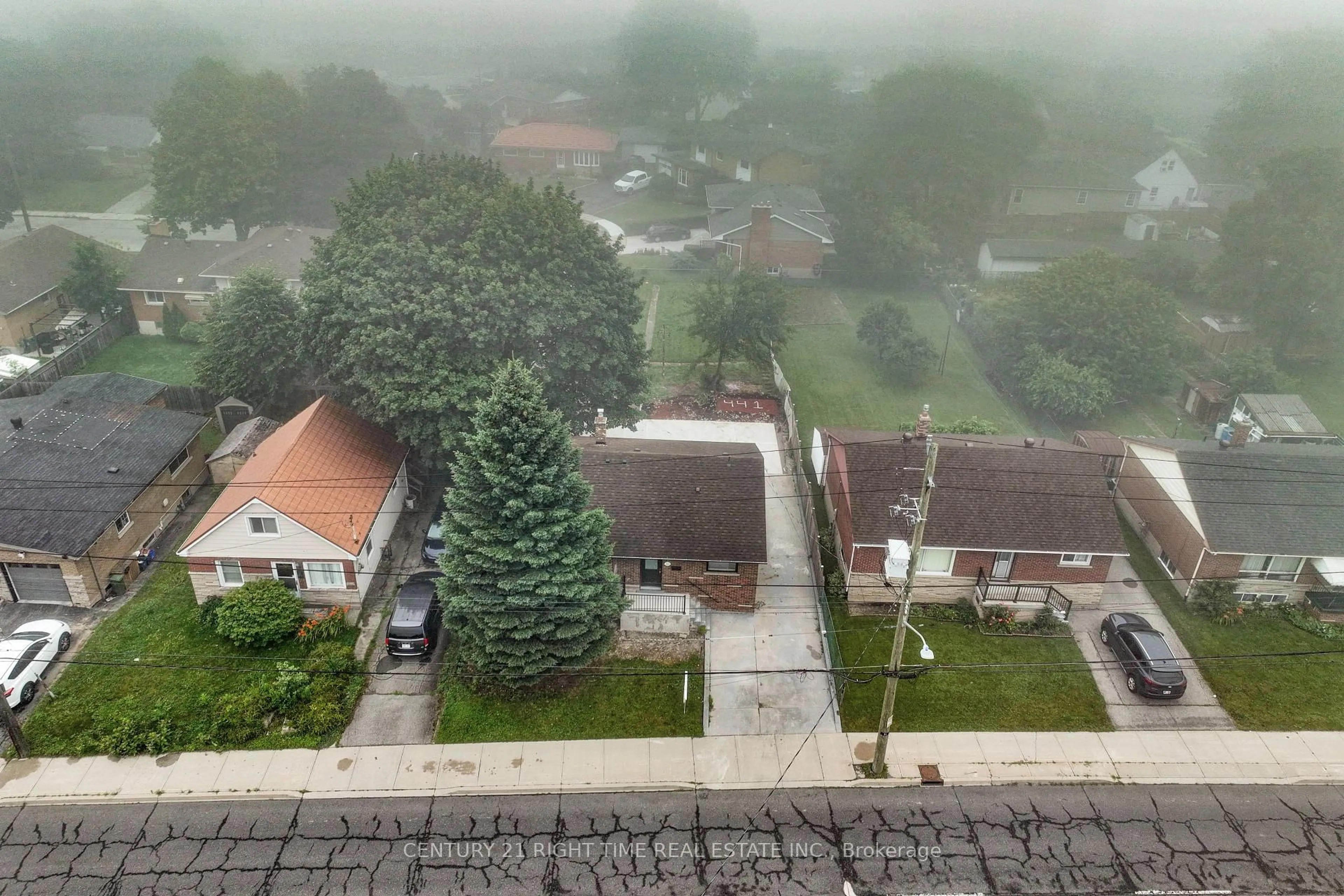 A pic from outside/outdoor area/front of a property/back of a property/a pic from drone, city buildings view from balcony for 441 west 5th St, Hamilton Ontario L9C 3P5