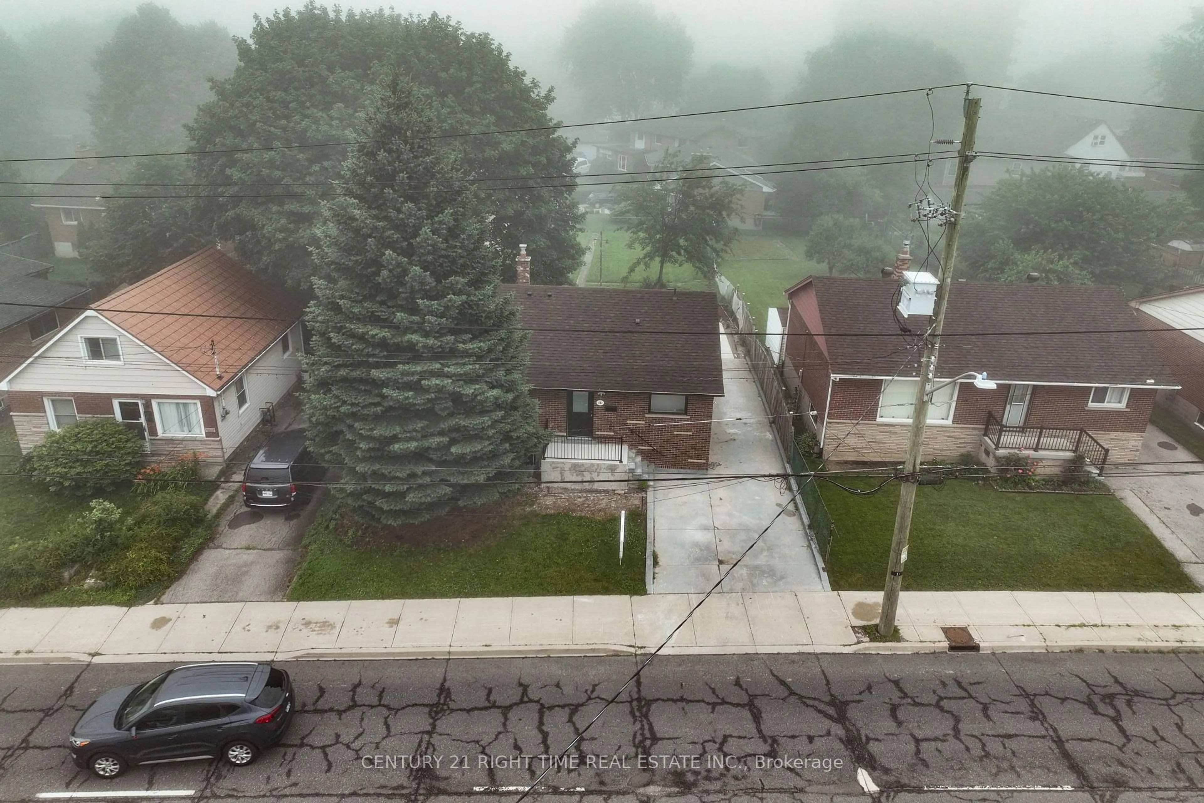 A pic from outside/outdoor area/front of a property/back of a property/a pic from drone, mountain view for 441 west 5th St, Hamilton Ontario L9C 3P5