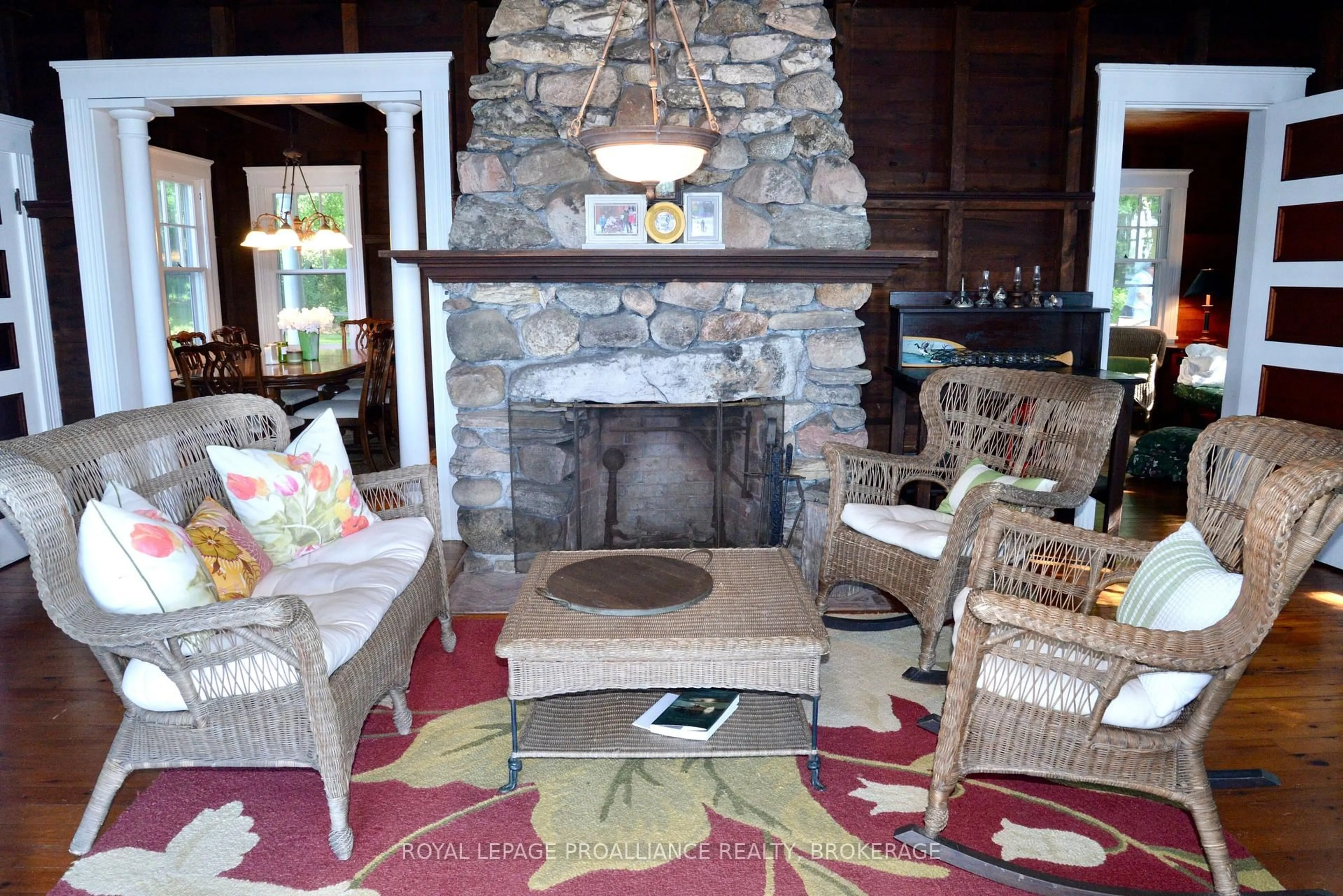 Lobby for 121 Tremont Park Island, Leeds and the Thousand Islands Ontario K7G 3C9