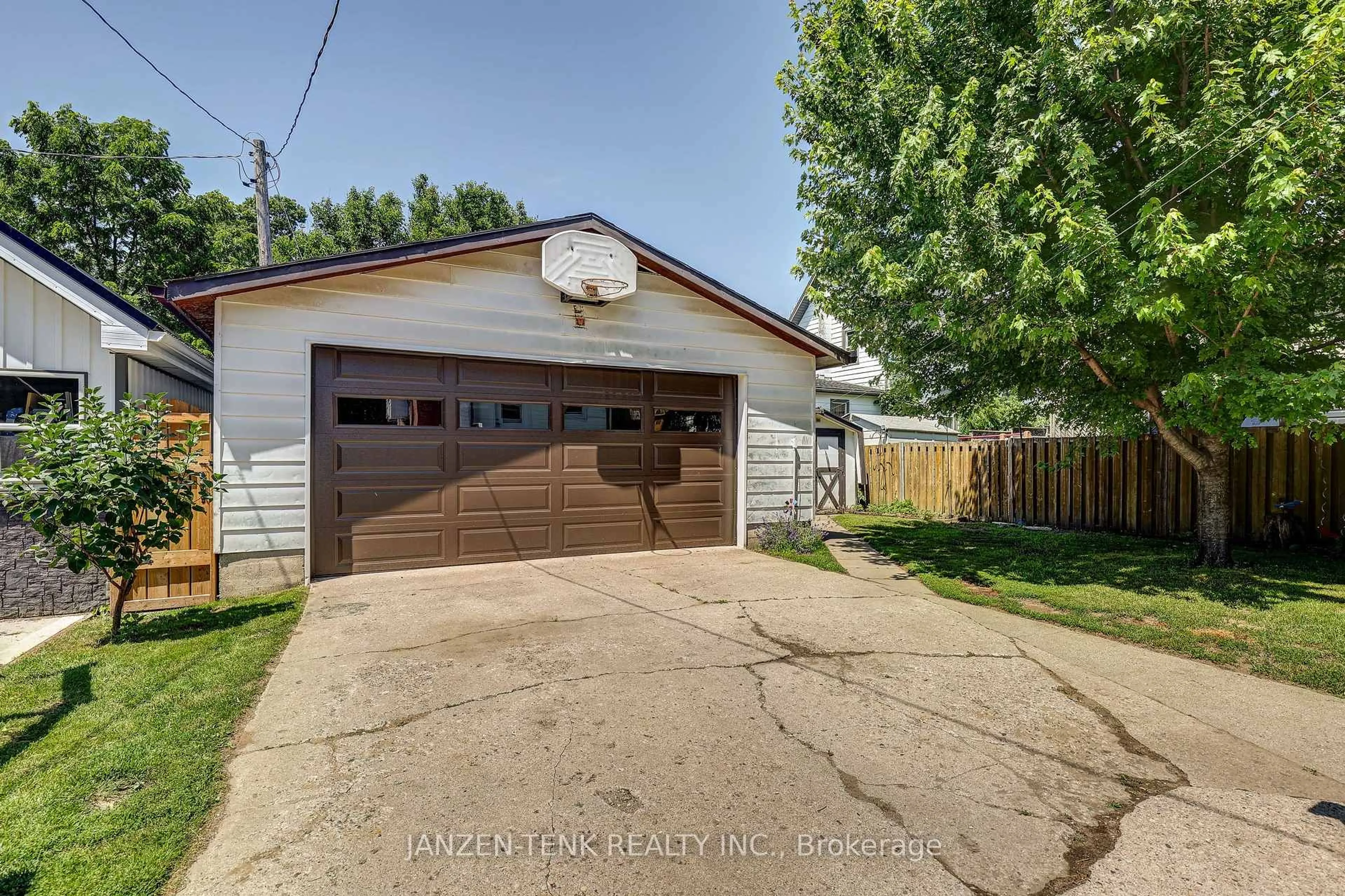 Indoor garage for 17 King St, Tillsonburg Ontario N4G 3E3