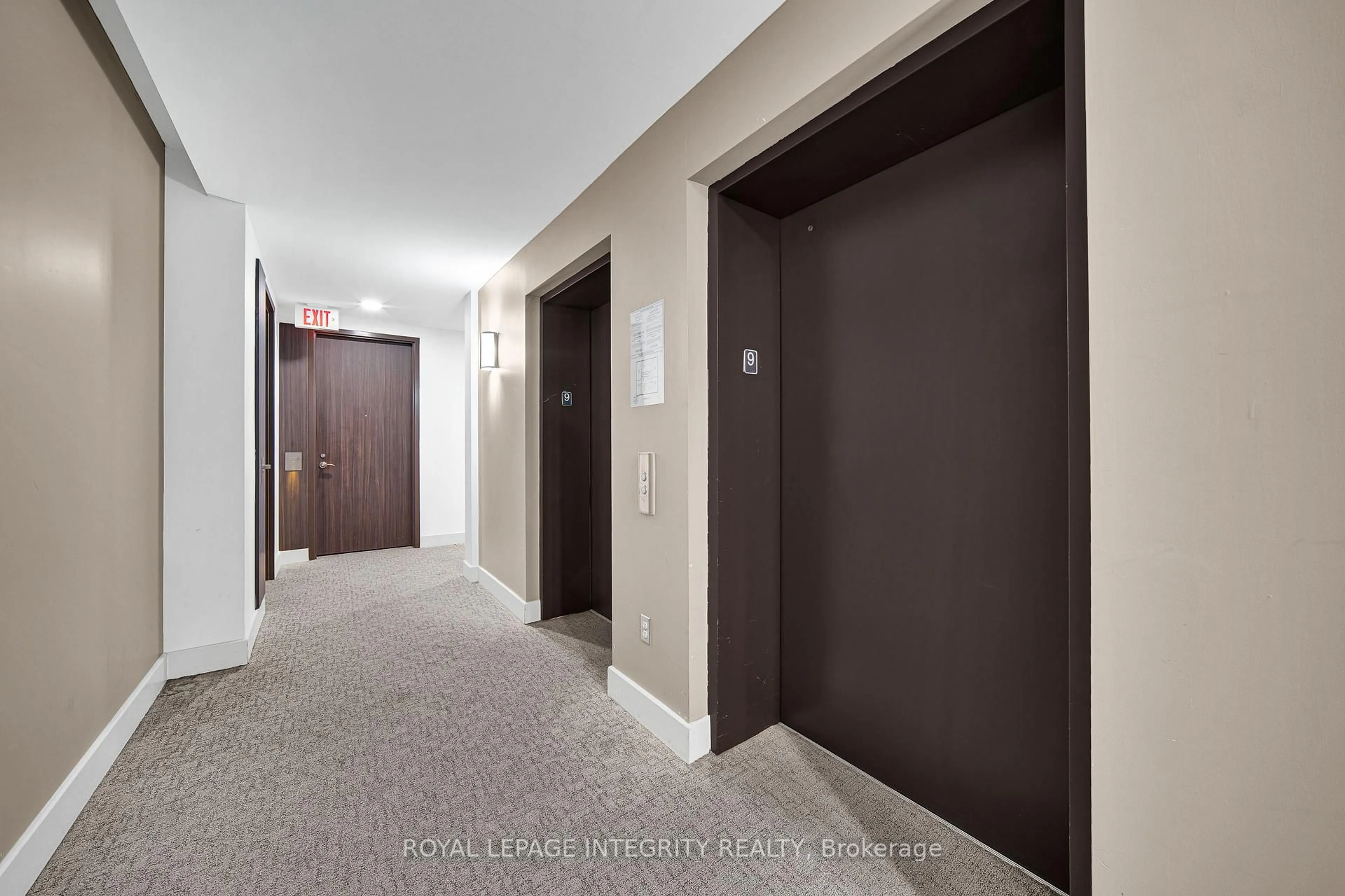 Indoor foyer for 201 Parkdale Ave #902, Ottawa Ontario K1Y 1E8
