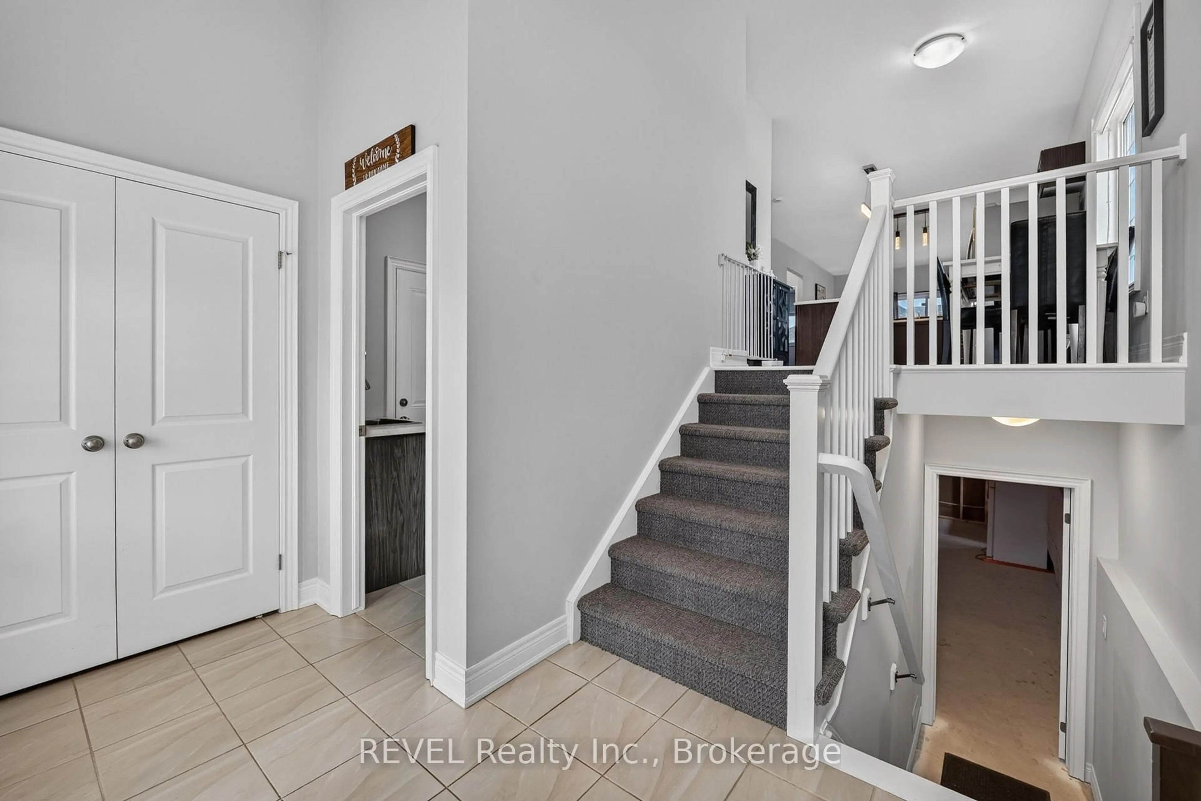 Indoor entryway for 881 Burwell St, Fort Erie Ontario L2A 0E3