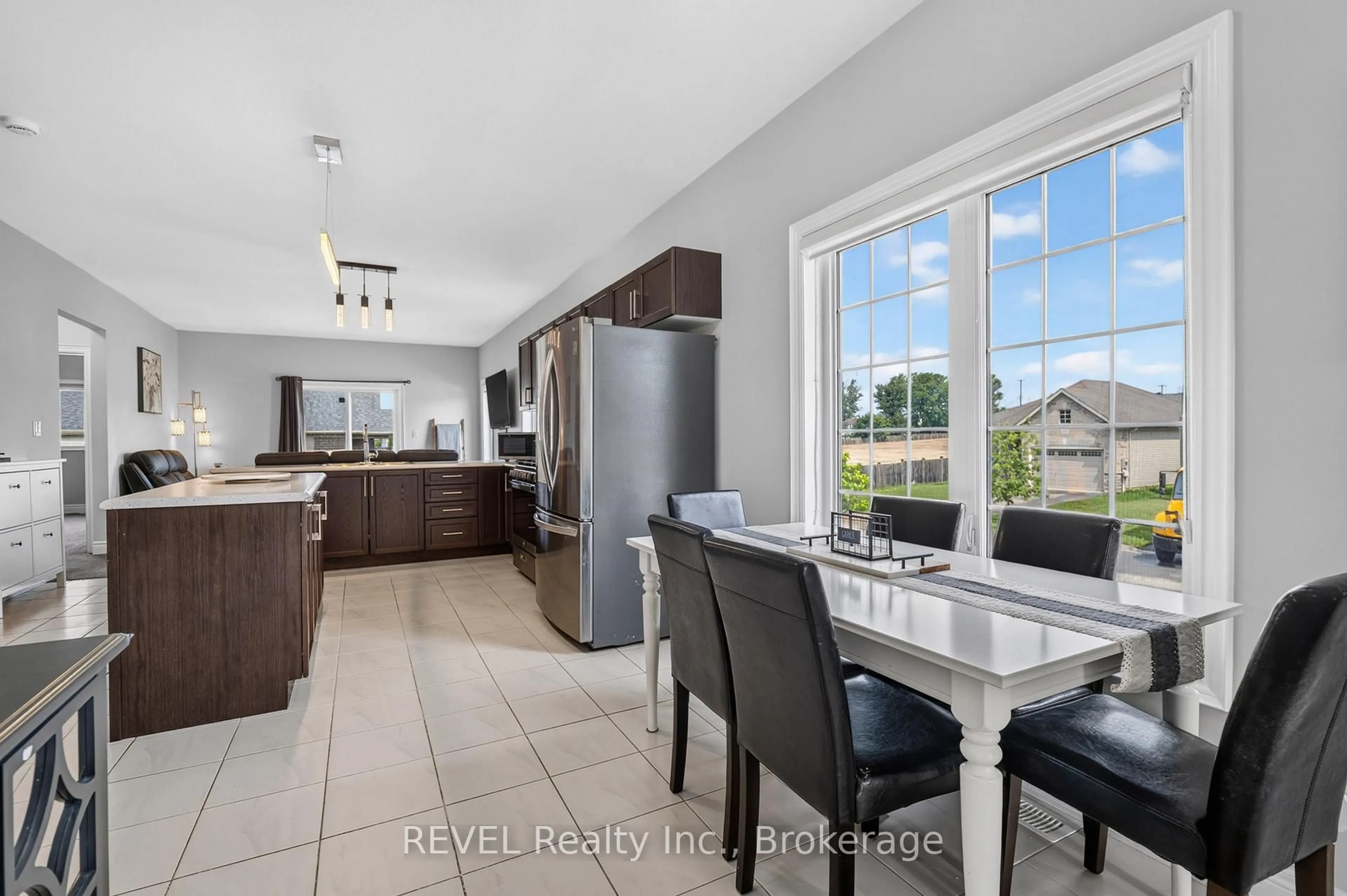 Open concept kitchen, ceramic/tile floor for 881 Burwell St, Fort Erie Ontario L2A 0E3