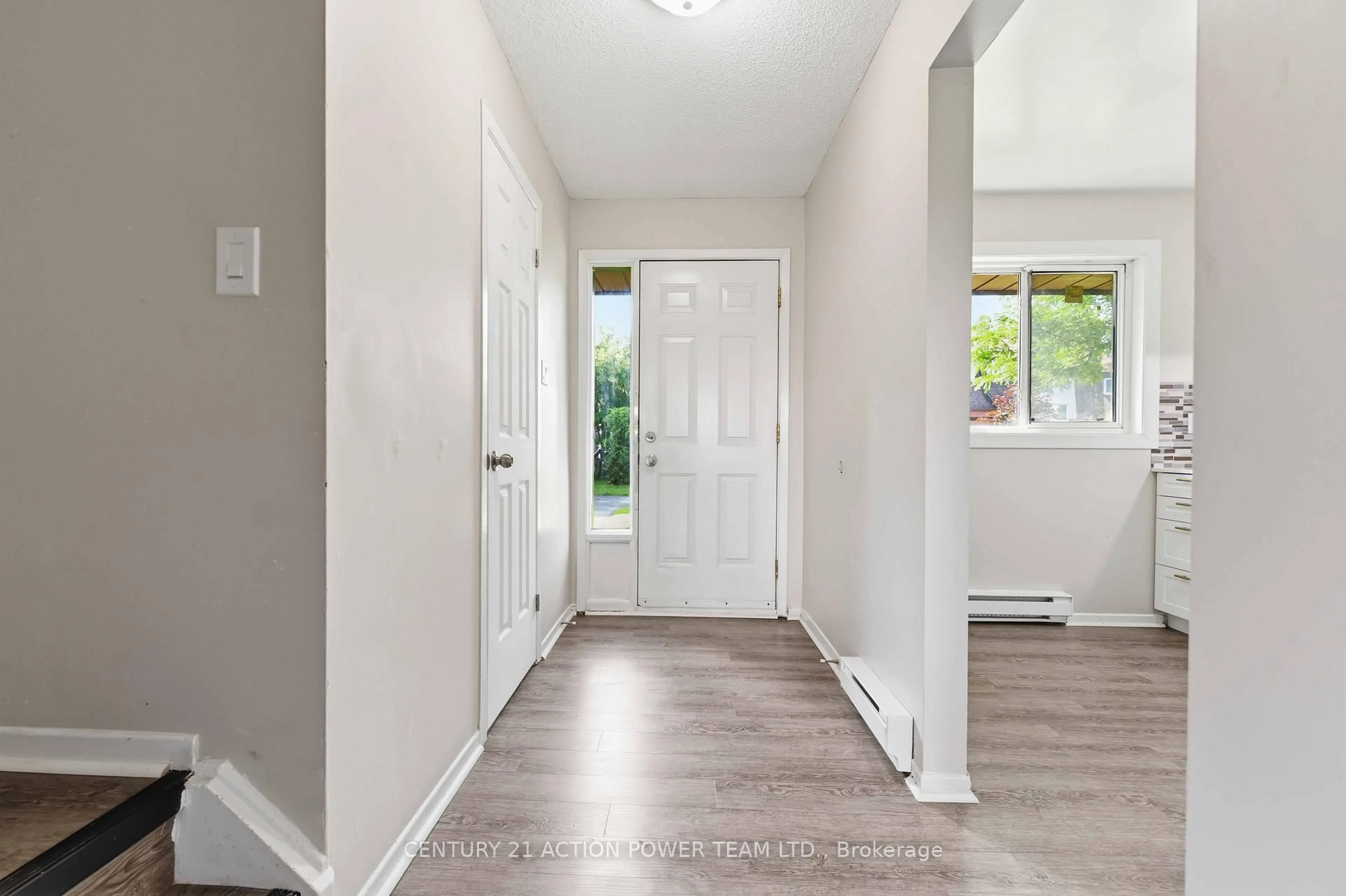 Indoor entryway for 39 Woodvale Green Dr #A, Ottawa Ontario K2G 4H3