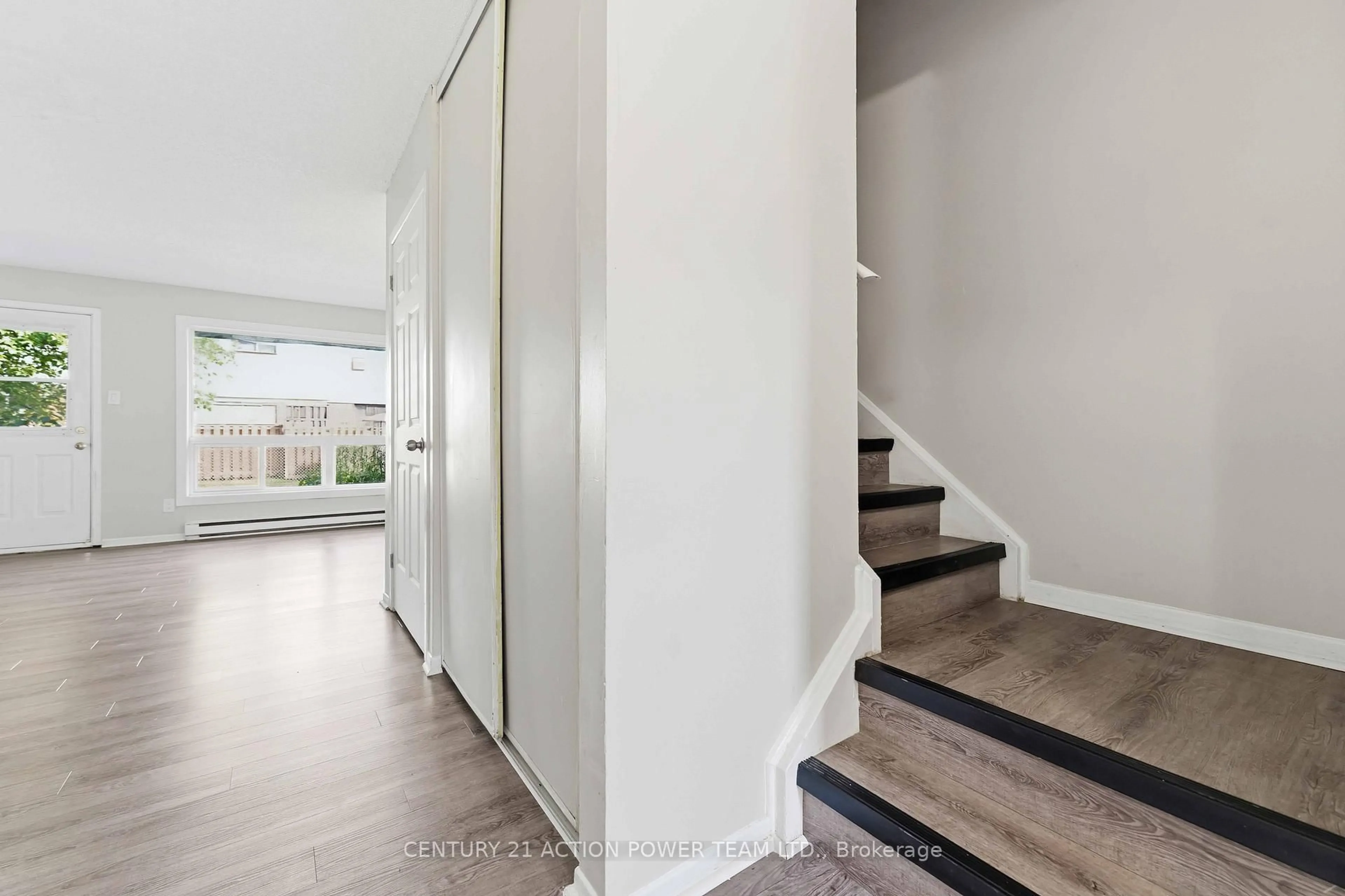 Indoor entryway for 39 Woodvale Green Dr #A, Ottawa Ontario K2G 4H3