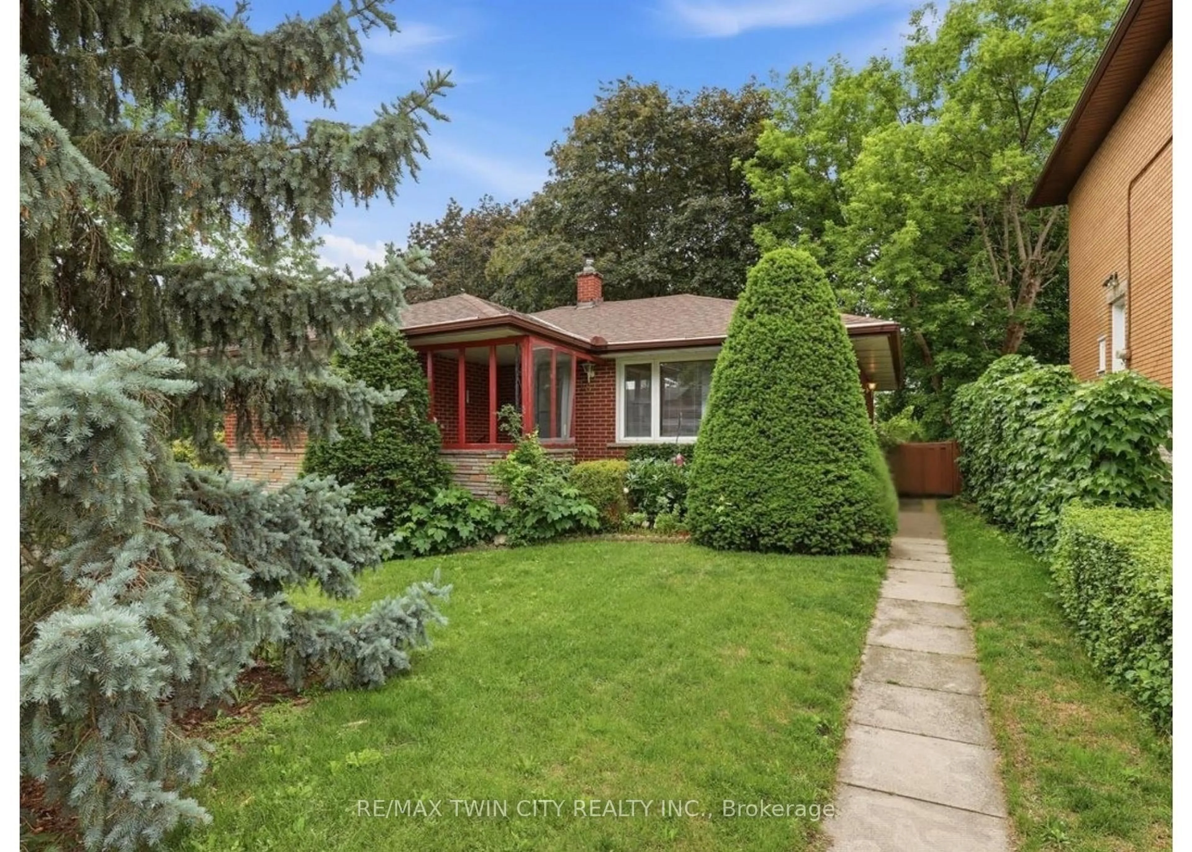 A pic from outside/outdoor area/front of a property/back of a property/a pic from drone, street for 118 Wilfred Ave, Kitchener Ontario N2A 1X1