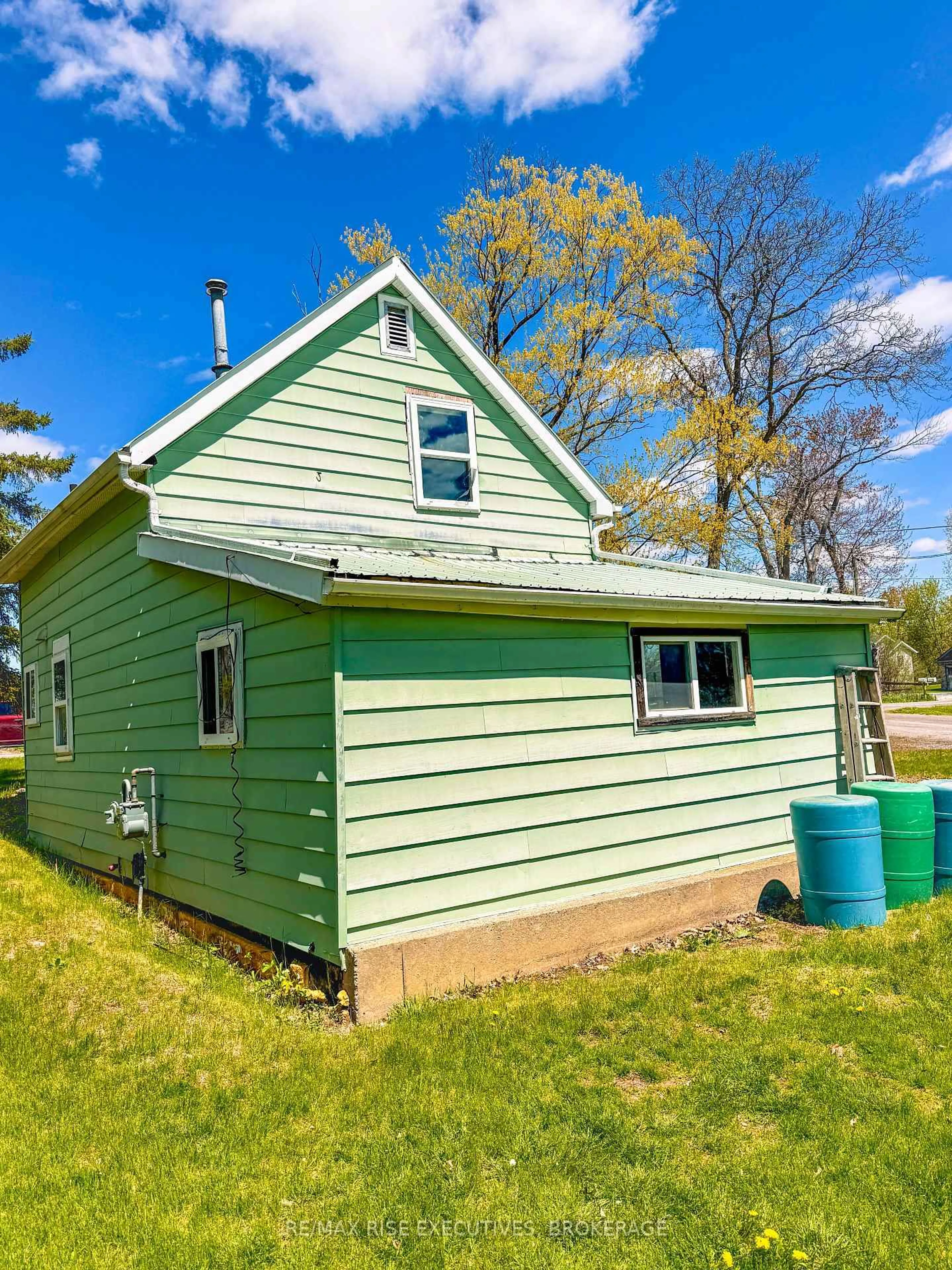 Home with vinyl exterior material, unknown for 14 Dundas St, Deseronto Ontario K0K 1X0