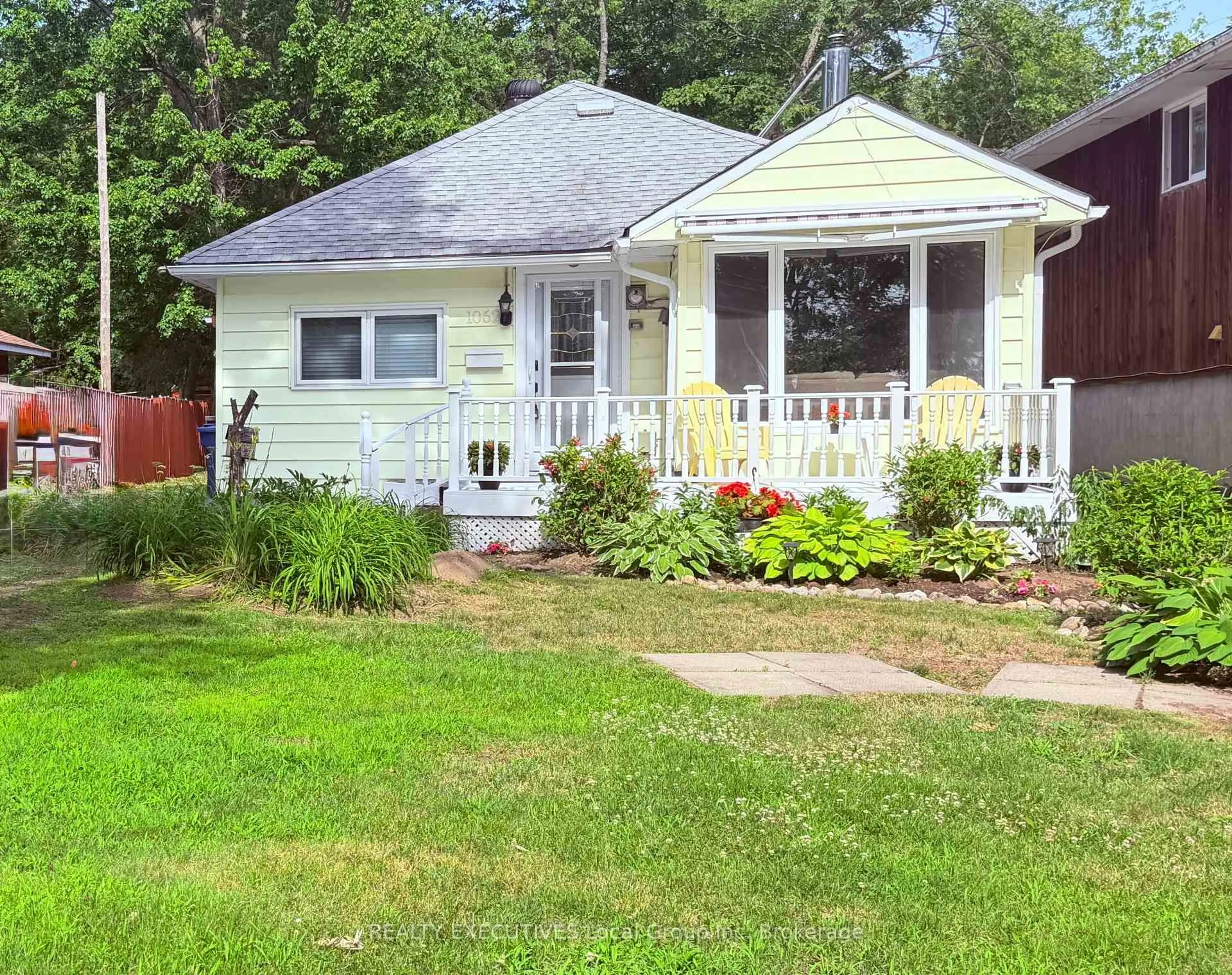 Home with vinyl exterior material, street for 1062 Premier Rd, North Bay Ontario P1A 2J1