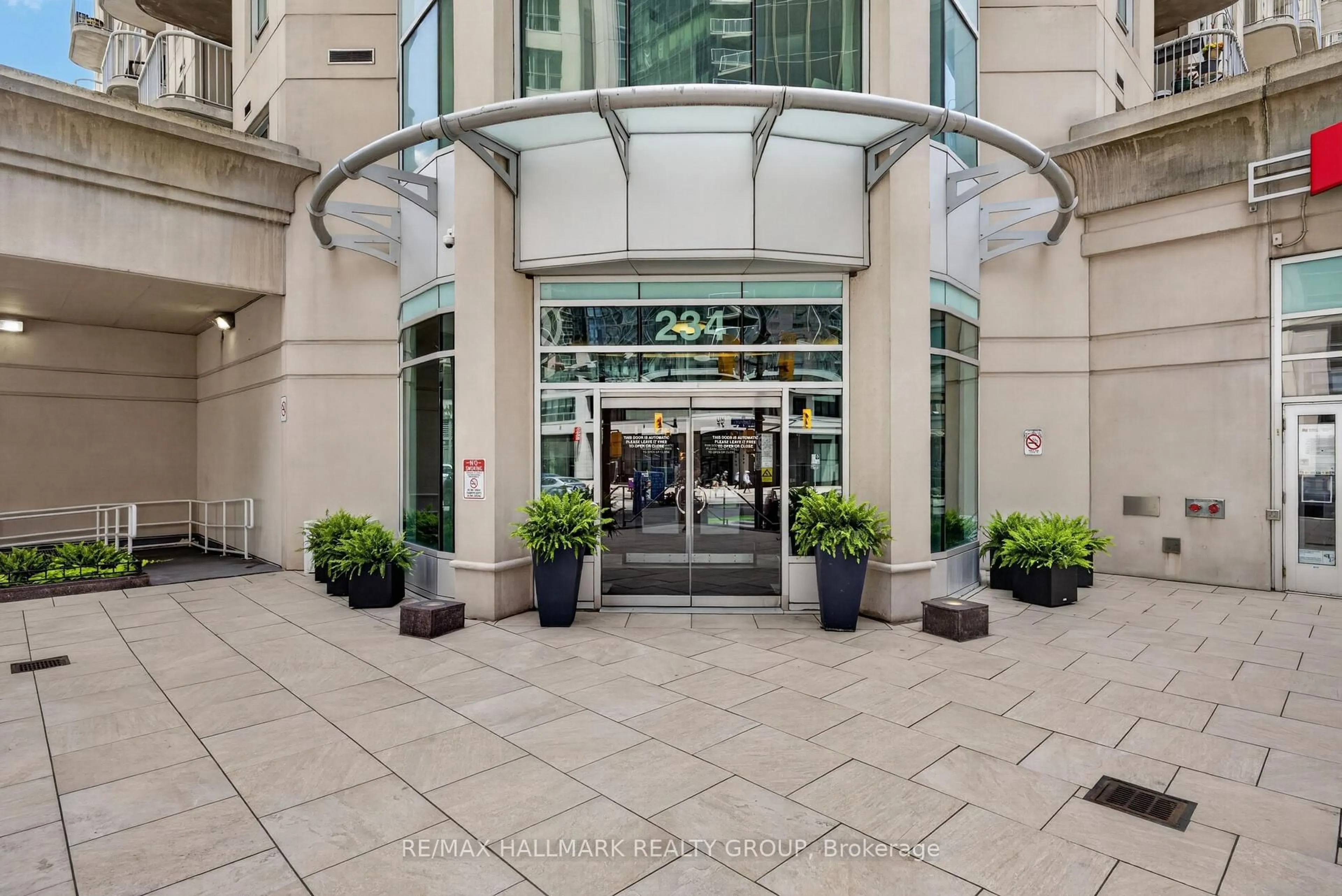 Indoor foyer for 234 Rideau St #1509, Ottawa Ontario K1N 0A9
