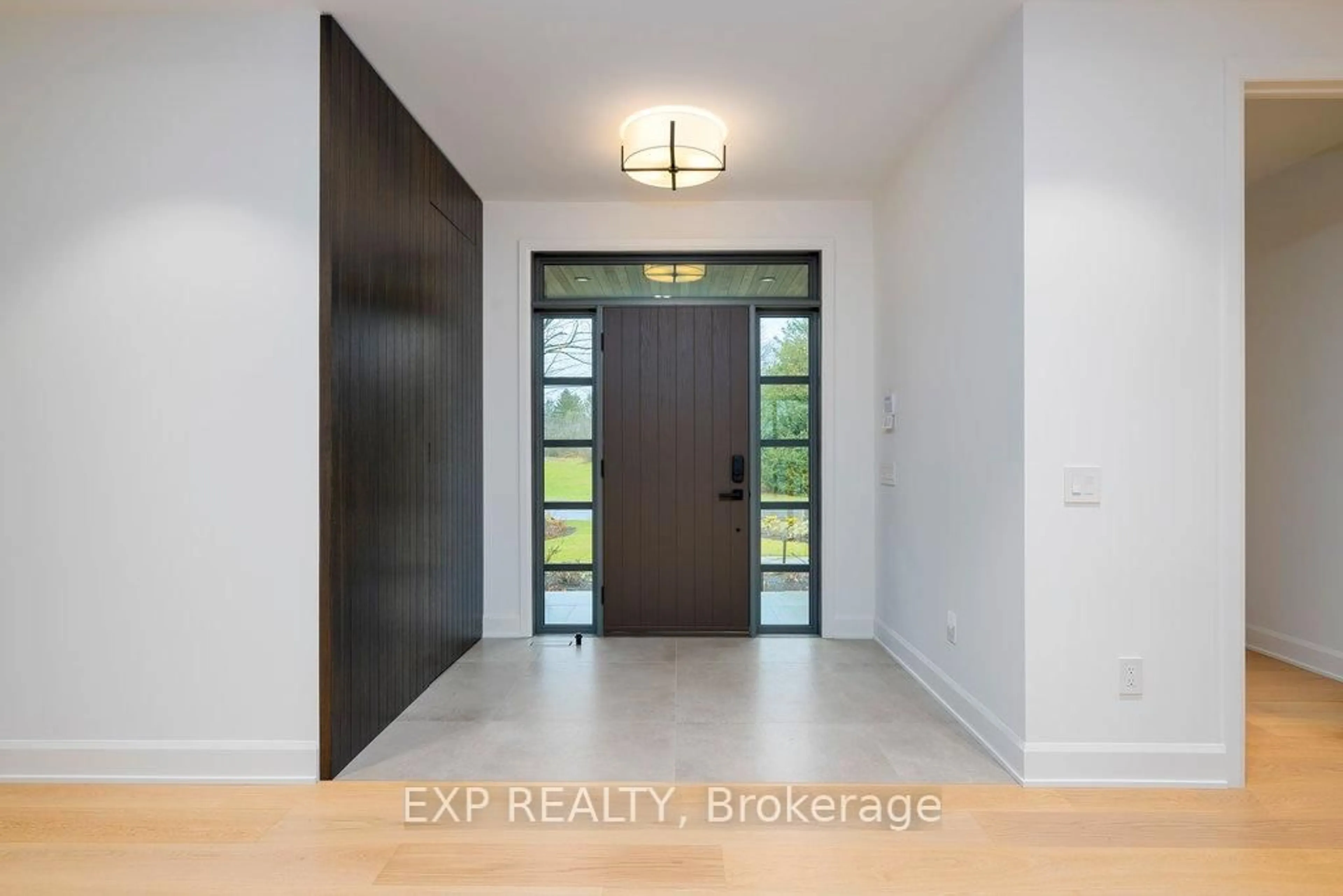 Indoor entryway for 26 Clovelly Rd, Ottawa Ontario K1J 6M2