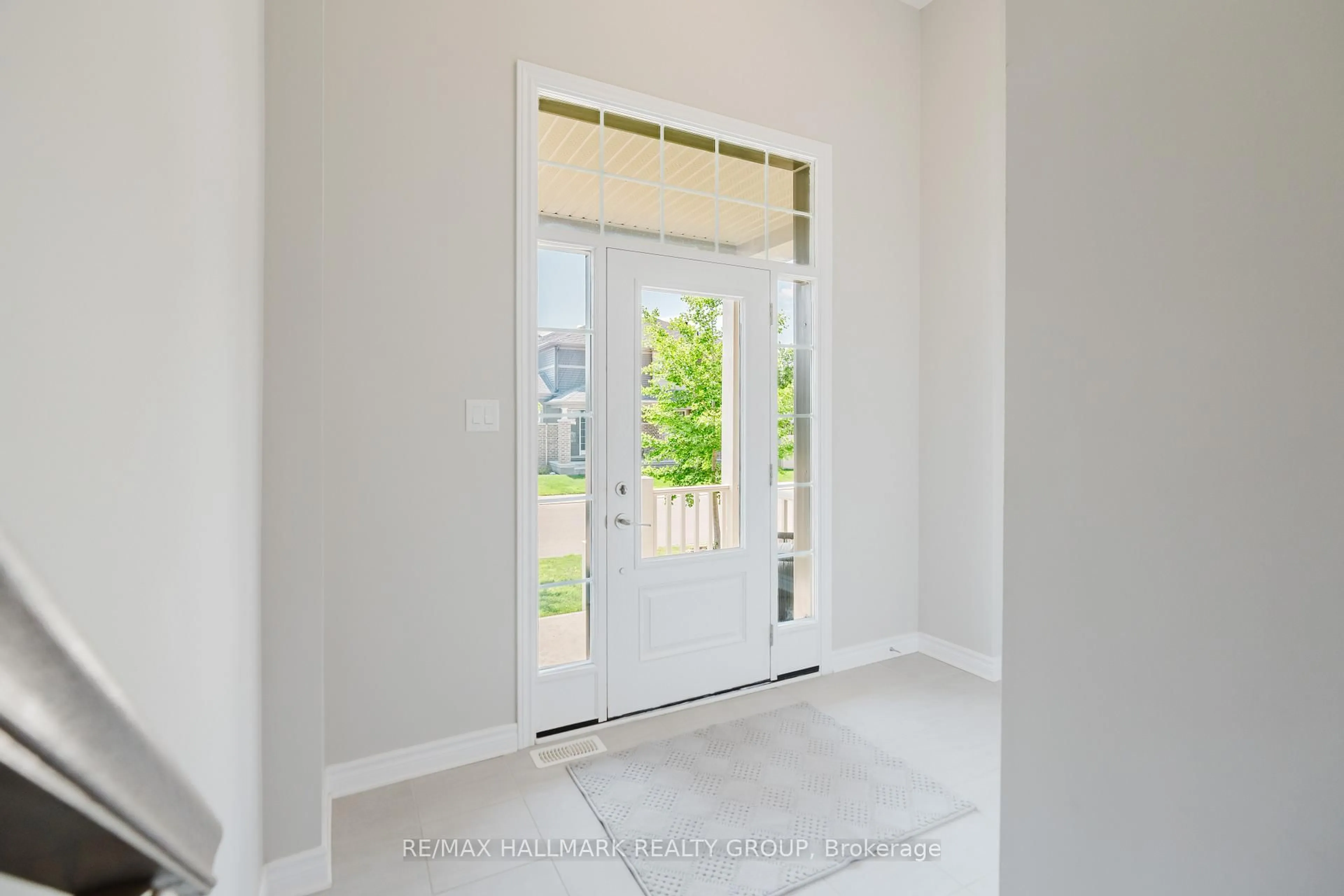 Indoor entryway for 678 Eagle Crest Hts, Ottawa Ontario K2S 1R8