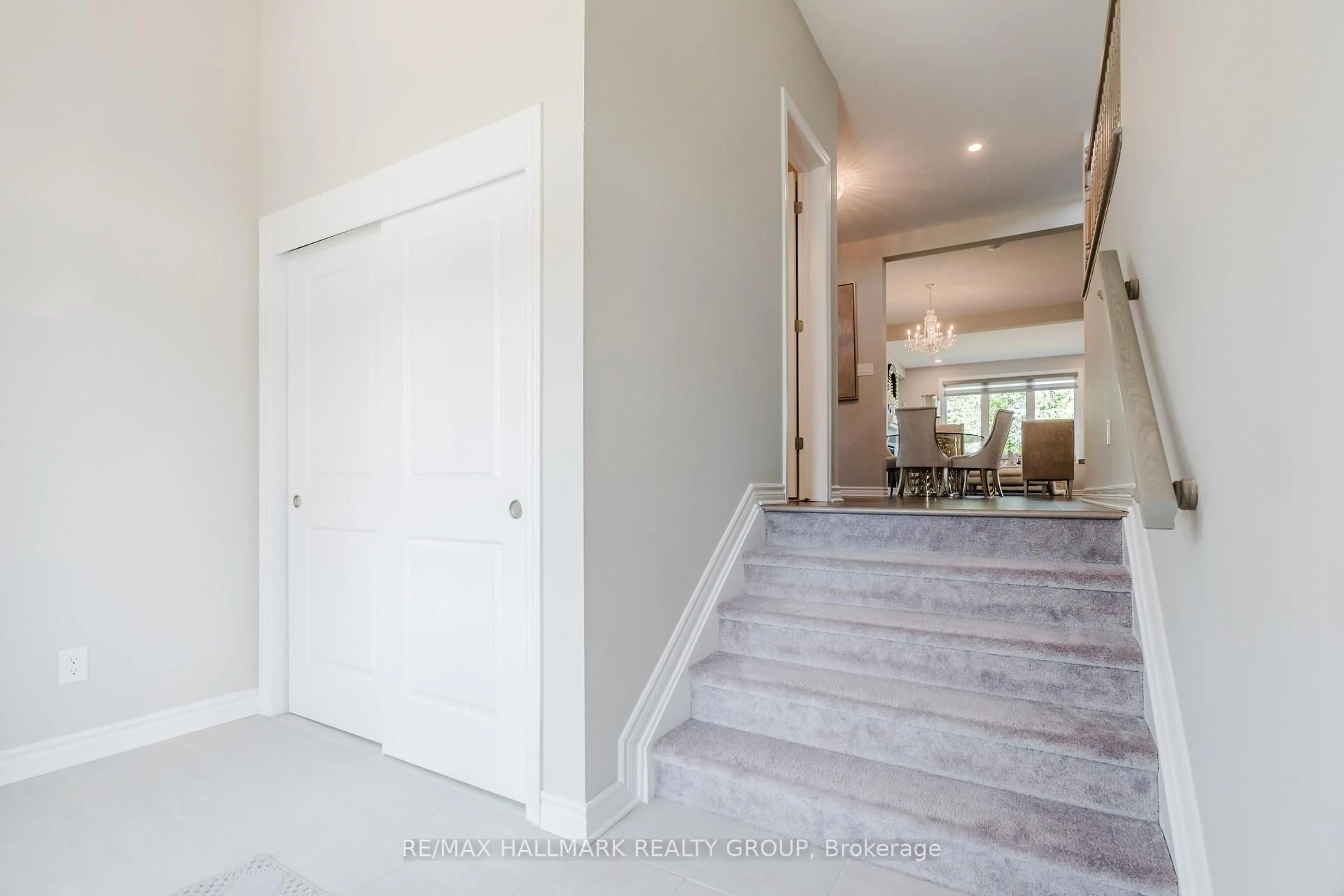Indoor entryway for 678 Eagle Crest Hts, Ottawa Ontario K2S 1R8