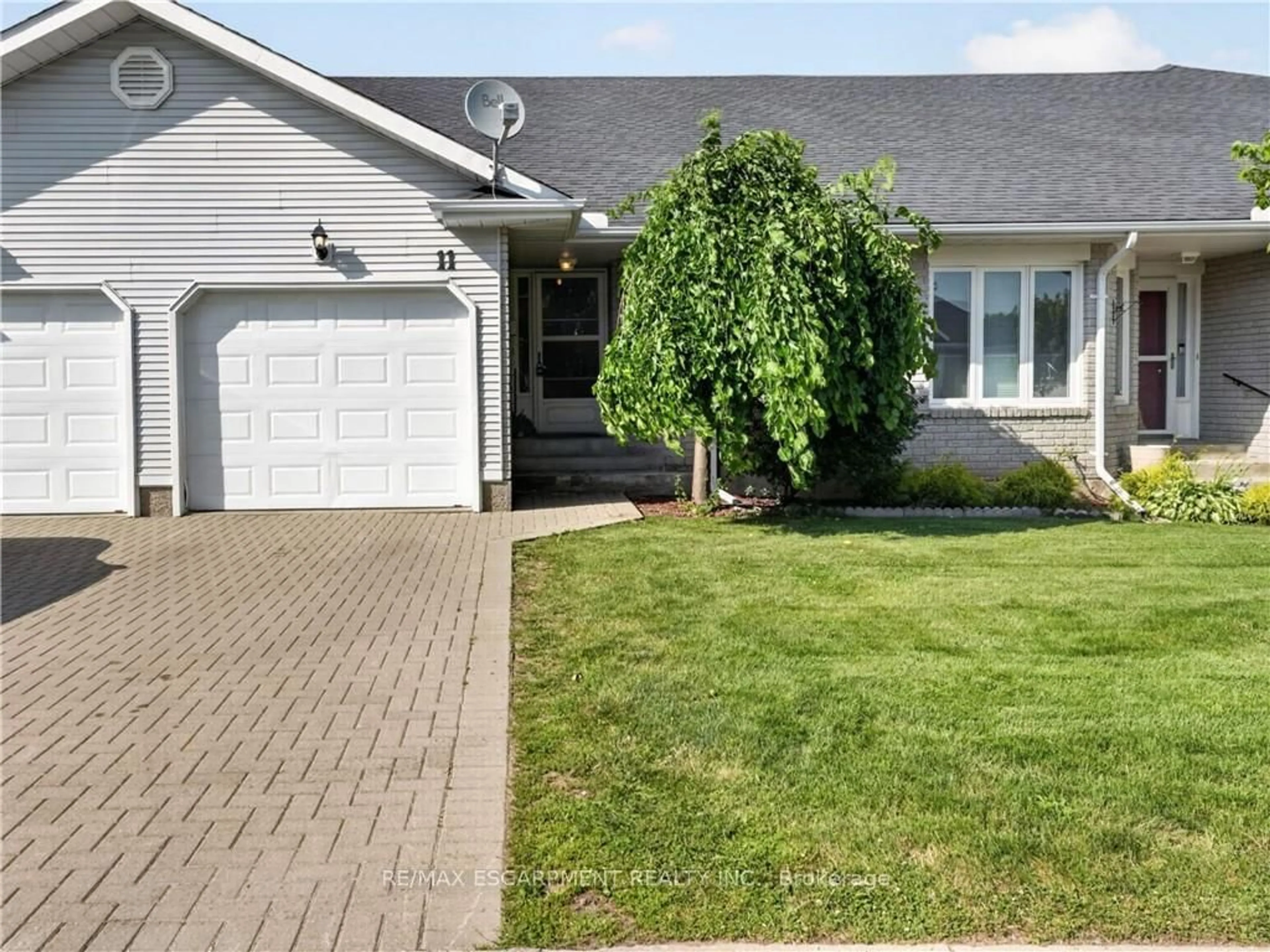 Home with vinyl exterior material, street for 11 Garden Dr, West Lincoln Ontario L0R 2A0
