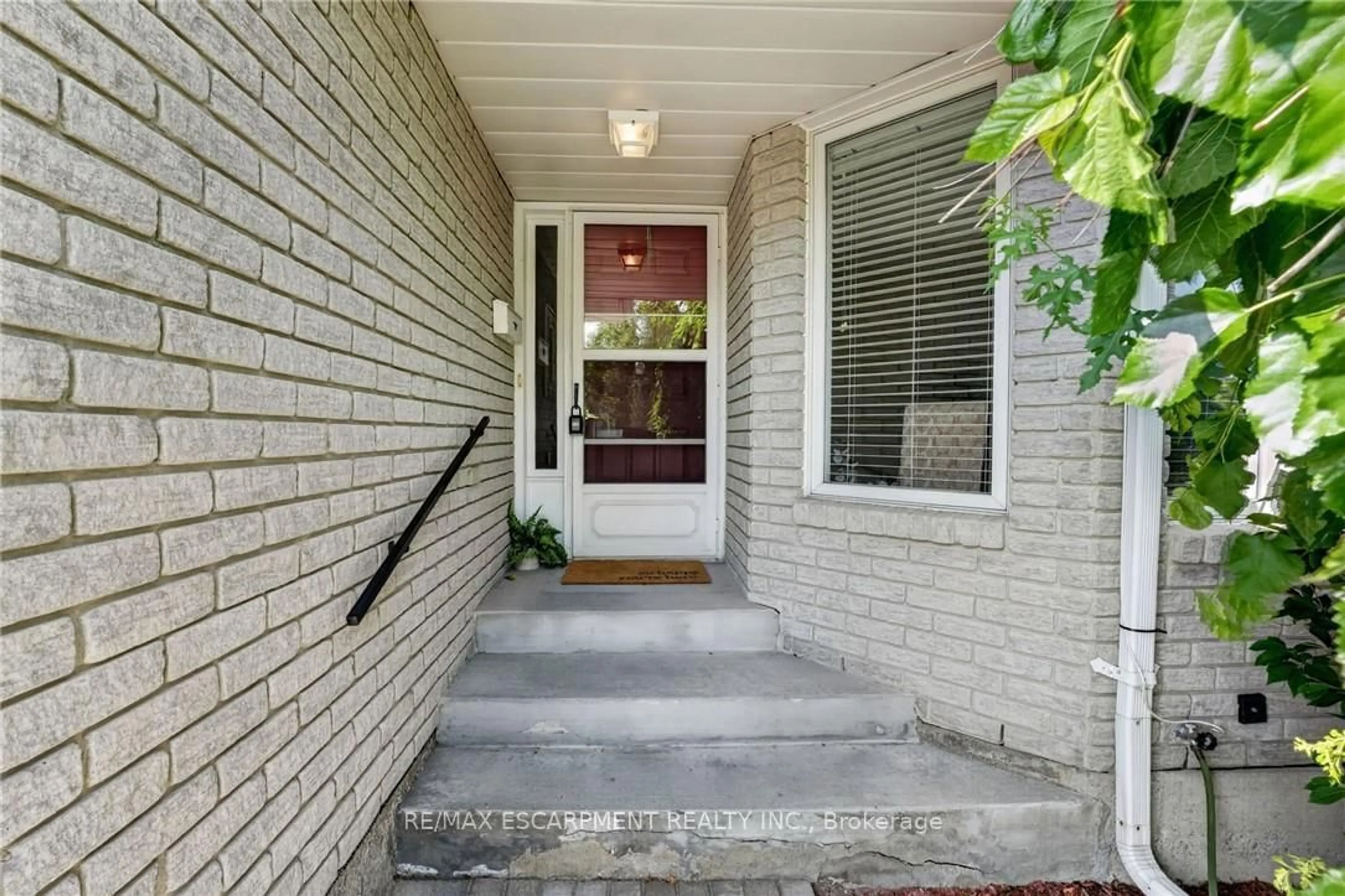 Indoor entryway for 11 Garden Dr, West Lincoln Ontario L0R 2A0