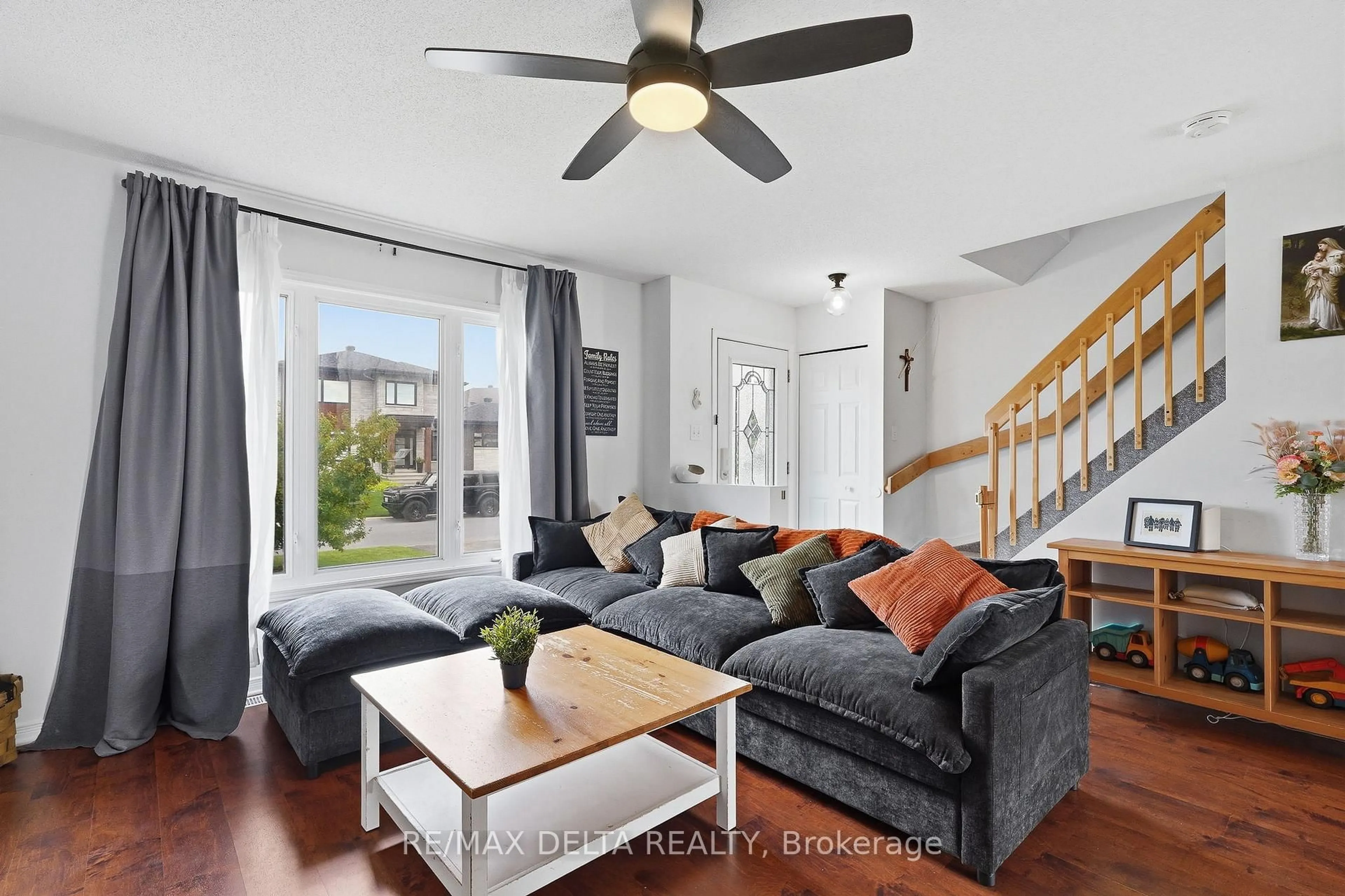 Living room with furniture, wood/laminate floor for 123 Panorama Ave, Alfred and Plantagenet Ontario K0A 3K0