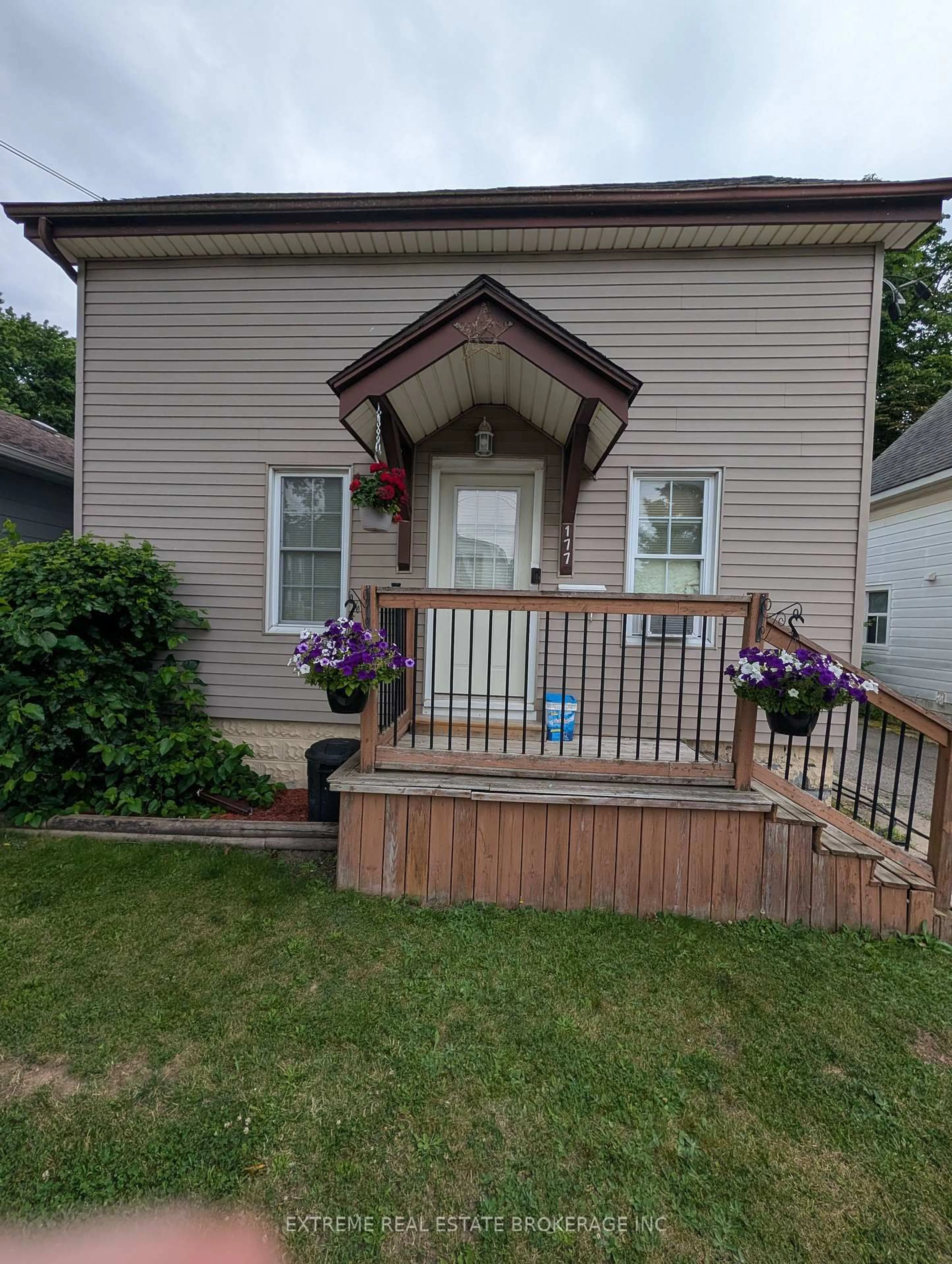 Home with vinyl exterior material, street for 177 Erie St, Port Colborne Ontario L3K 4M5