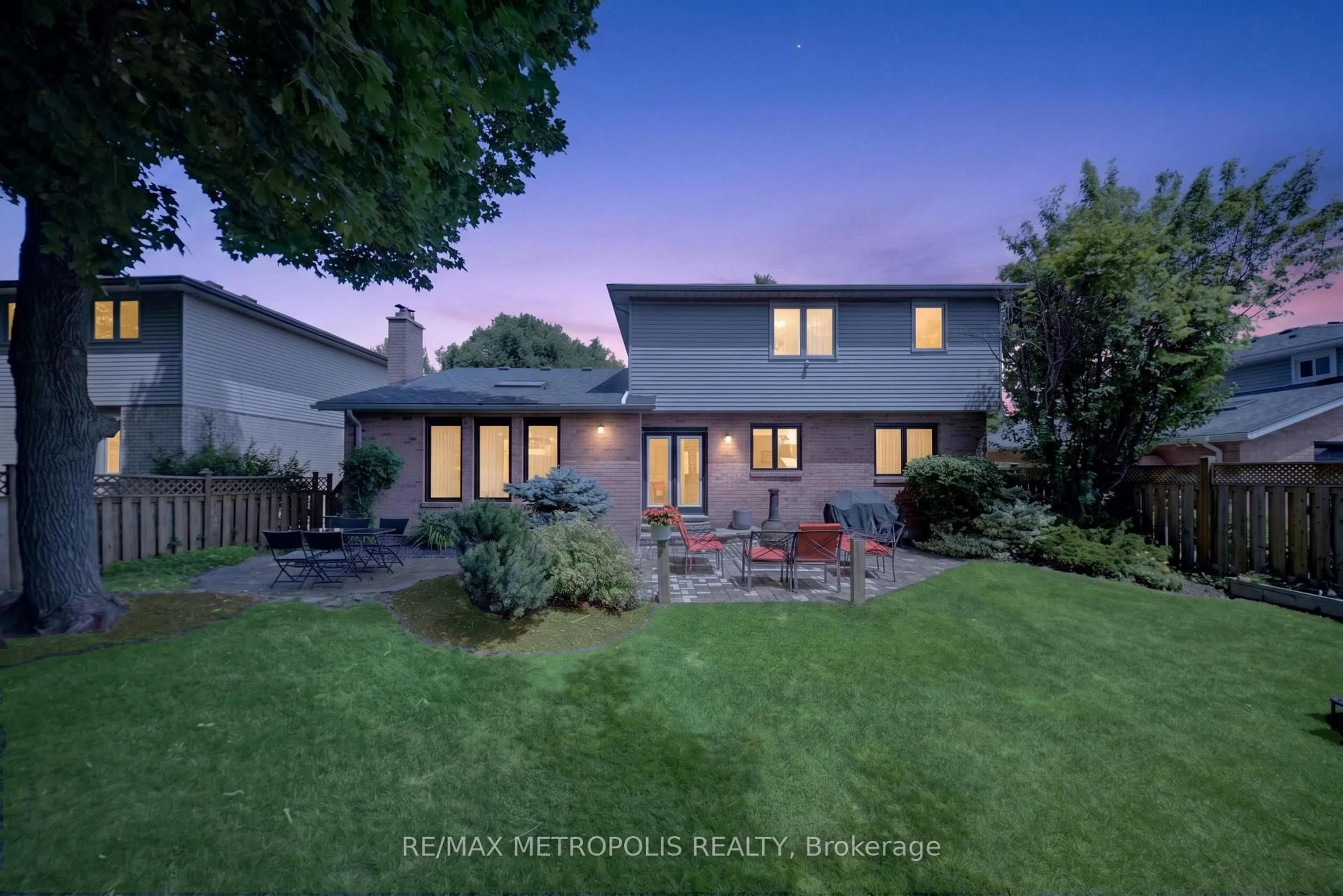 A pic from outside/outdoor area/front of a property/back of a property/a pic from drone, street for 29 Winter Way, Brantford Ontario N3T 6G3