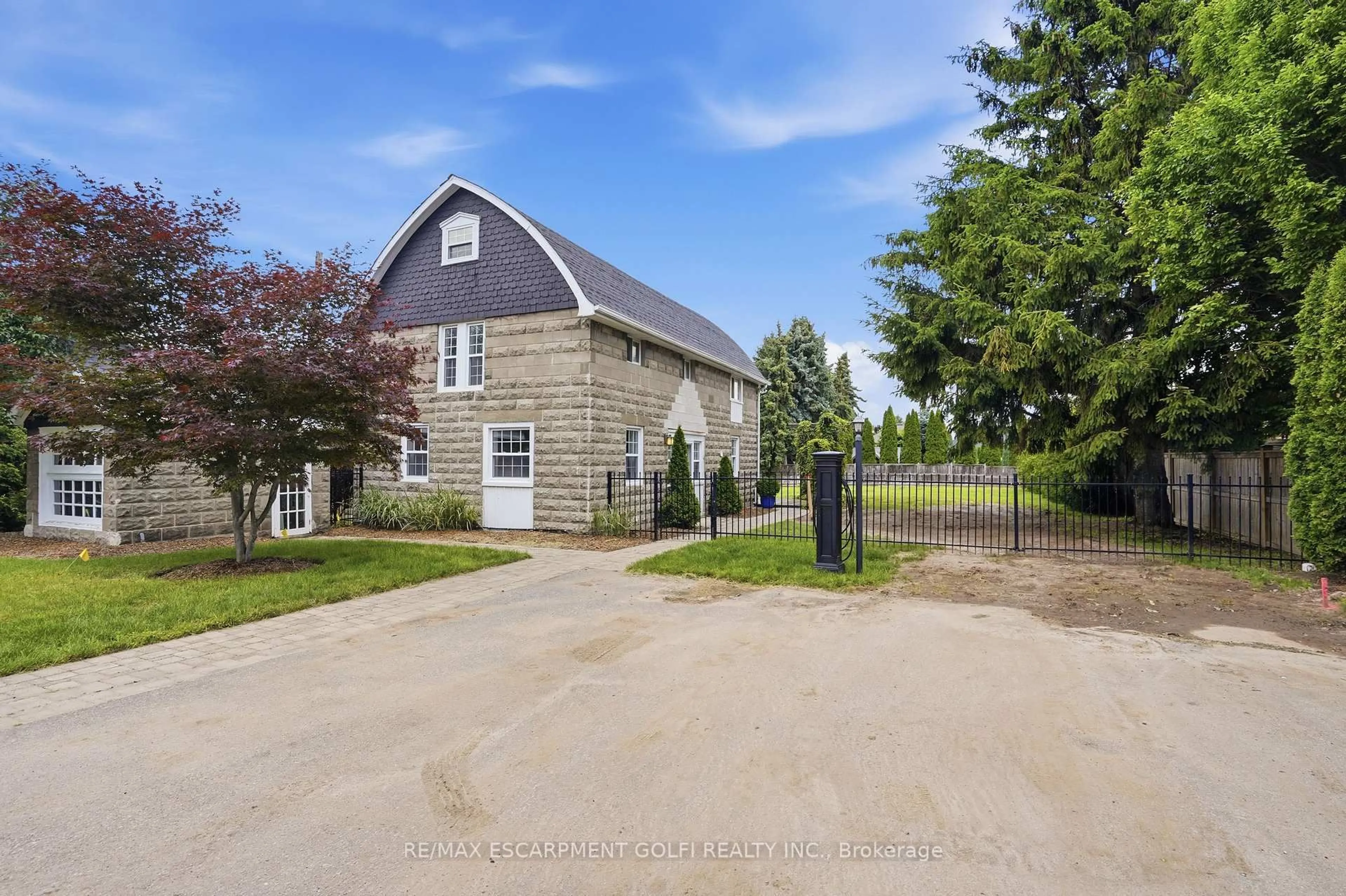 A pic from outside/outdoor area/front of a property/back of a property/a pic from drone, street for 292 MAIN St #C, Grimsby Ontario L3M 1S4