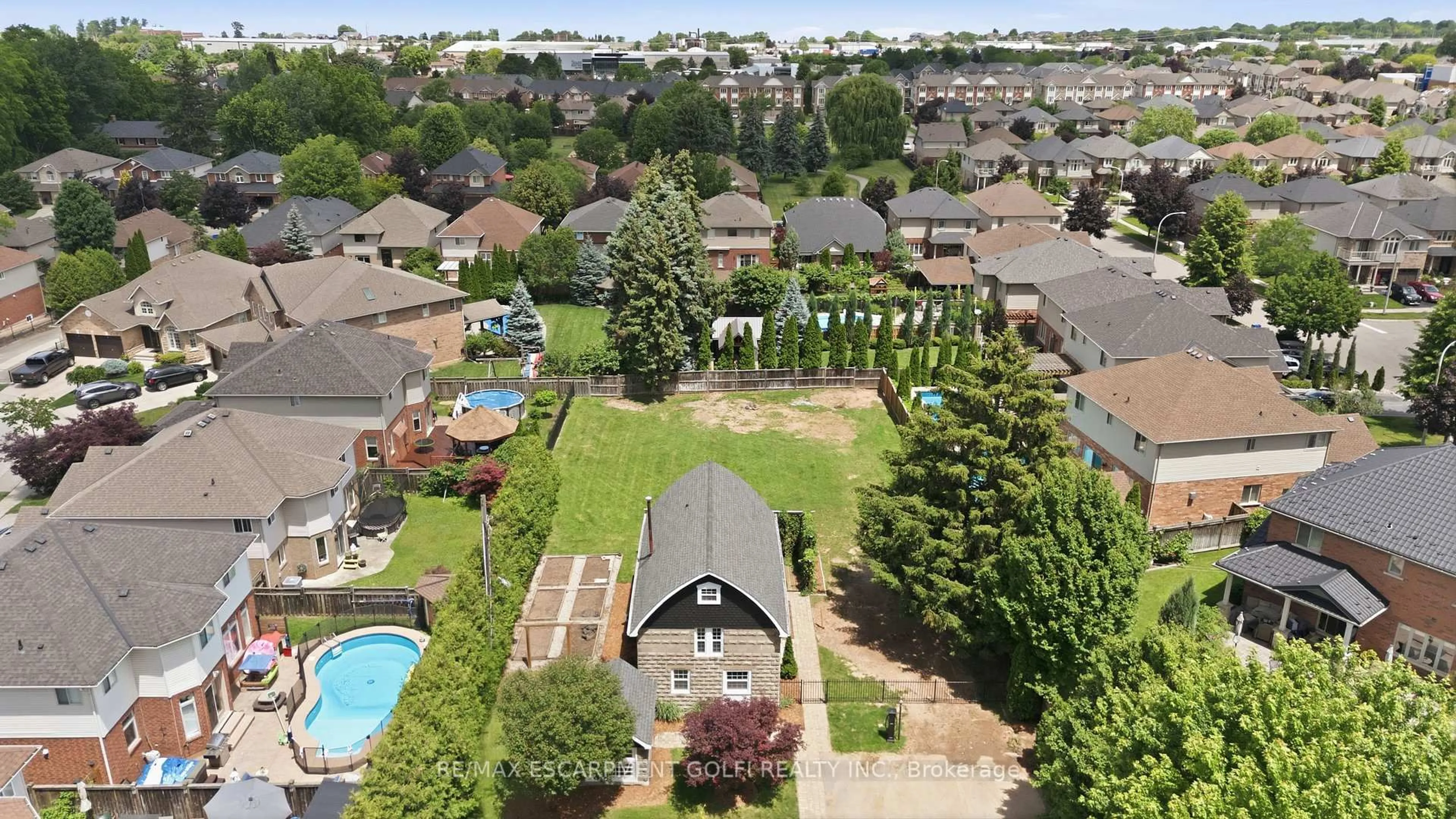 A pic from outside/outdoor area/front of a property/back of a property/a pic from drone, city buildings view from balcony for 292 MAIN St #C, Grimsby Ontario L3M 1S4
