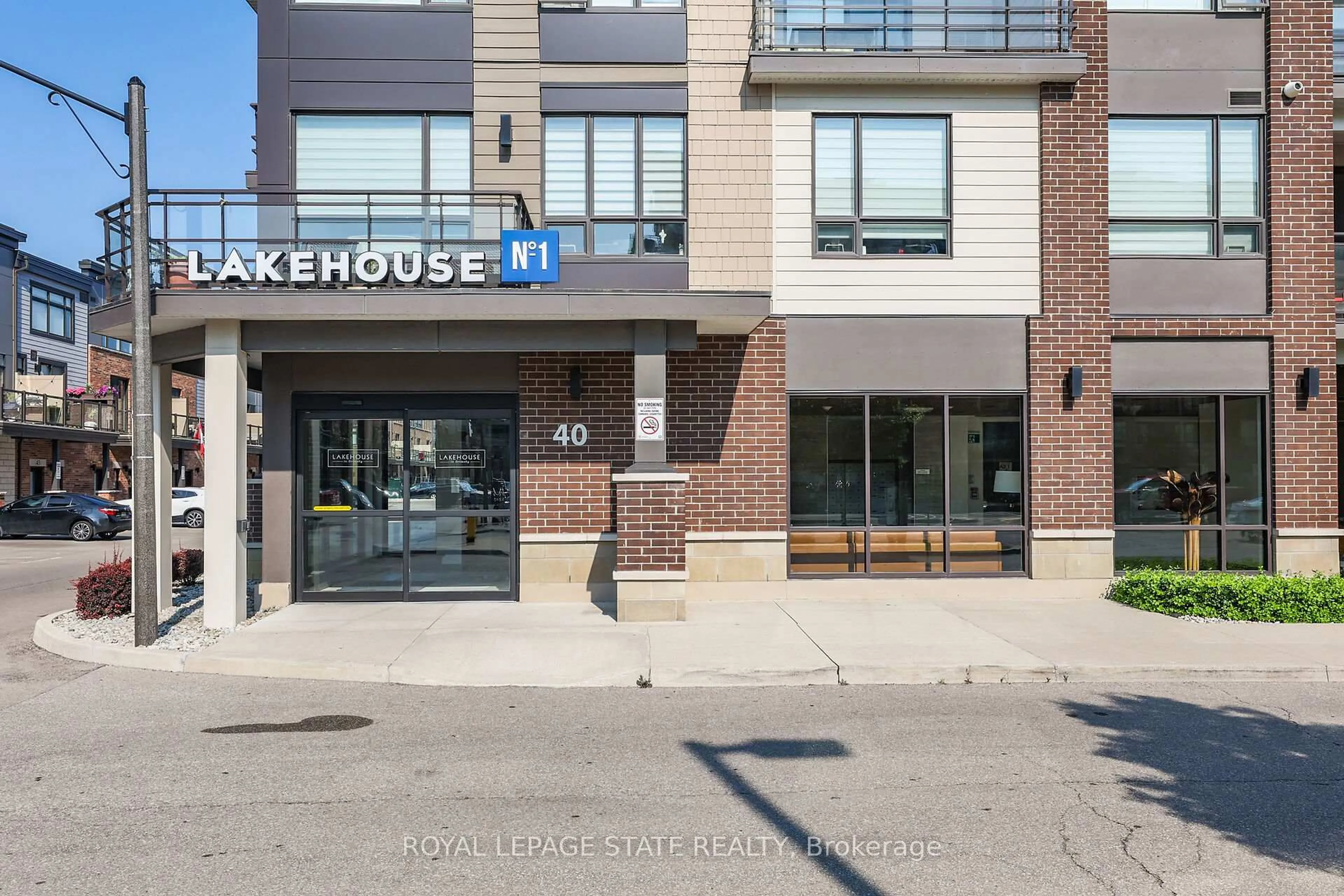Indoor foyer for 40 Esplanade Lane #206, Grimsby Ontario L3M 0G9
