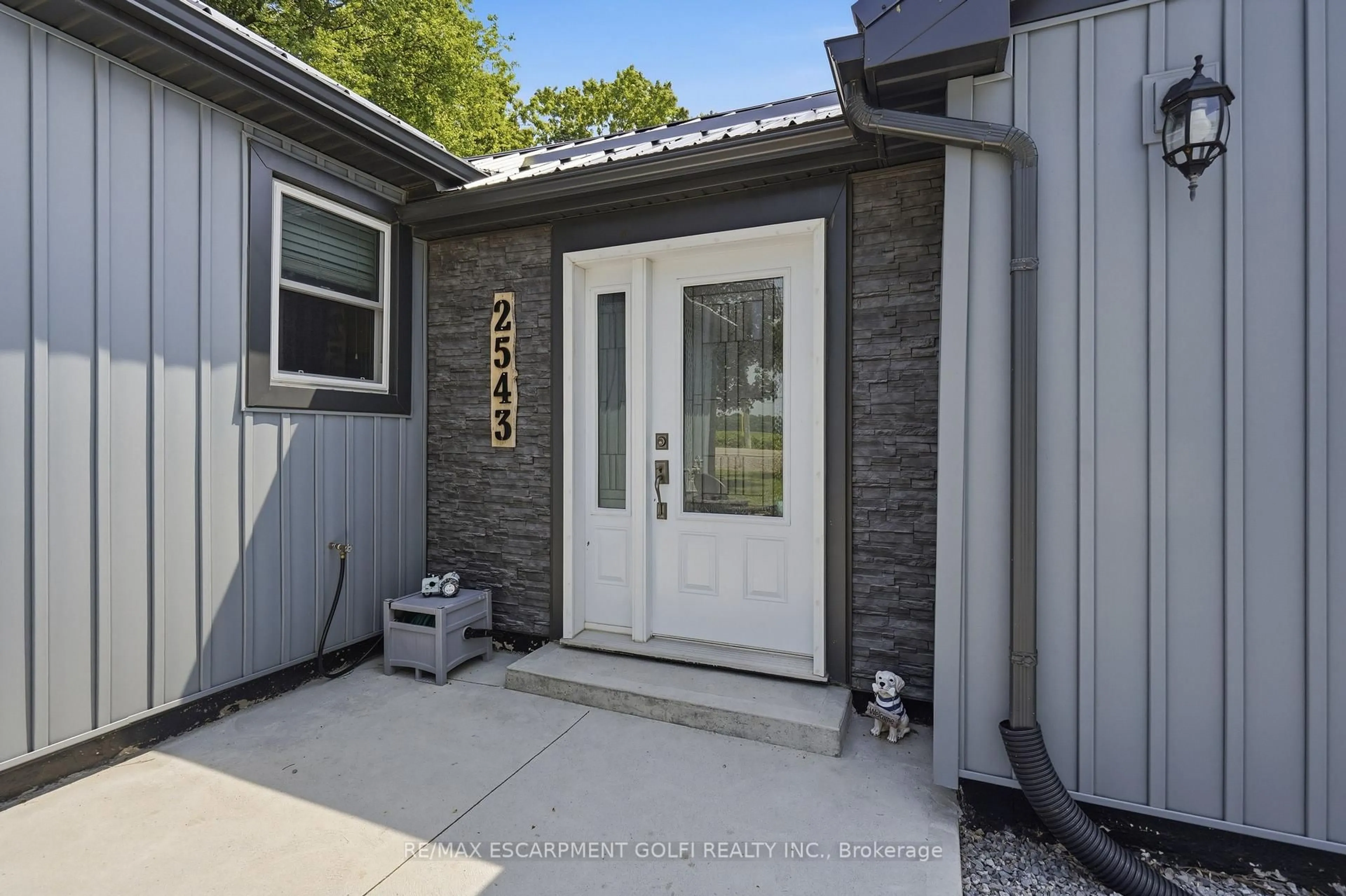 Indoor entryway for 2543 Miller Rd, Port Colborne Ontario L3K 5V5