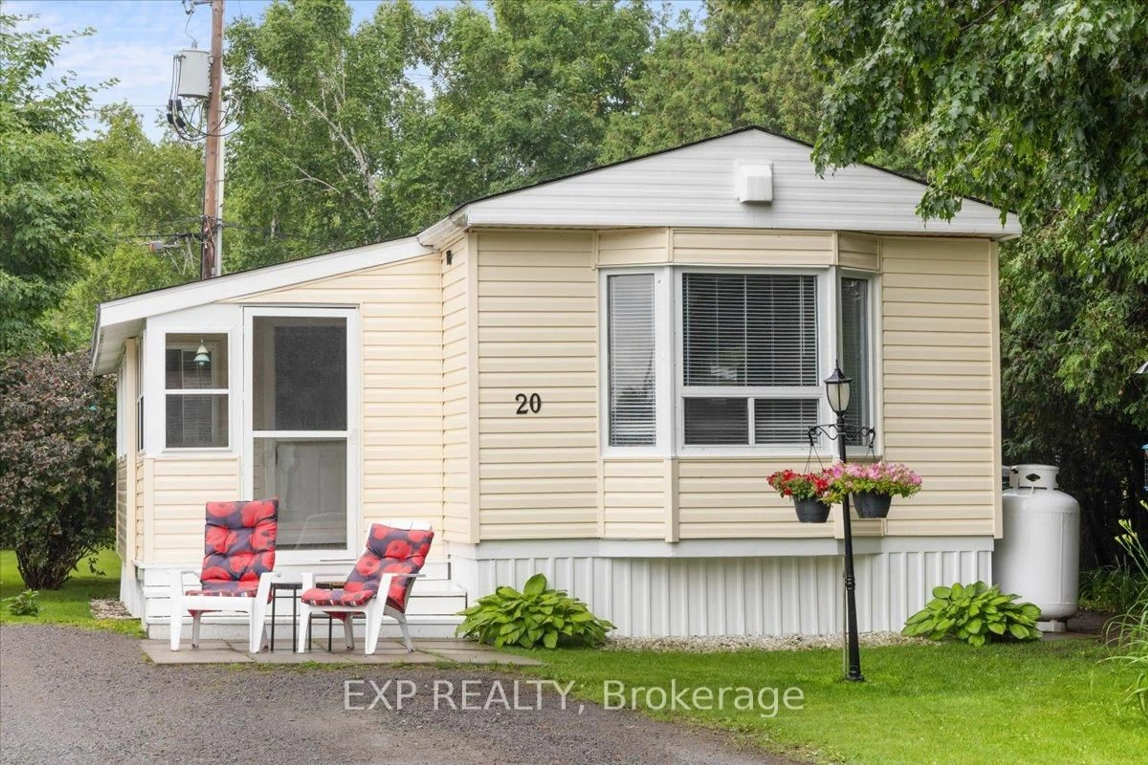 Home with vinyl exterior material, street for 20 Pinewood Ave, Carleton Place Ontario K7C 3P1