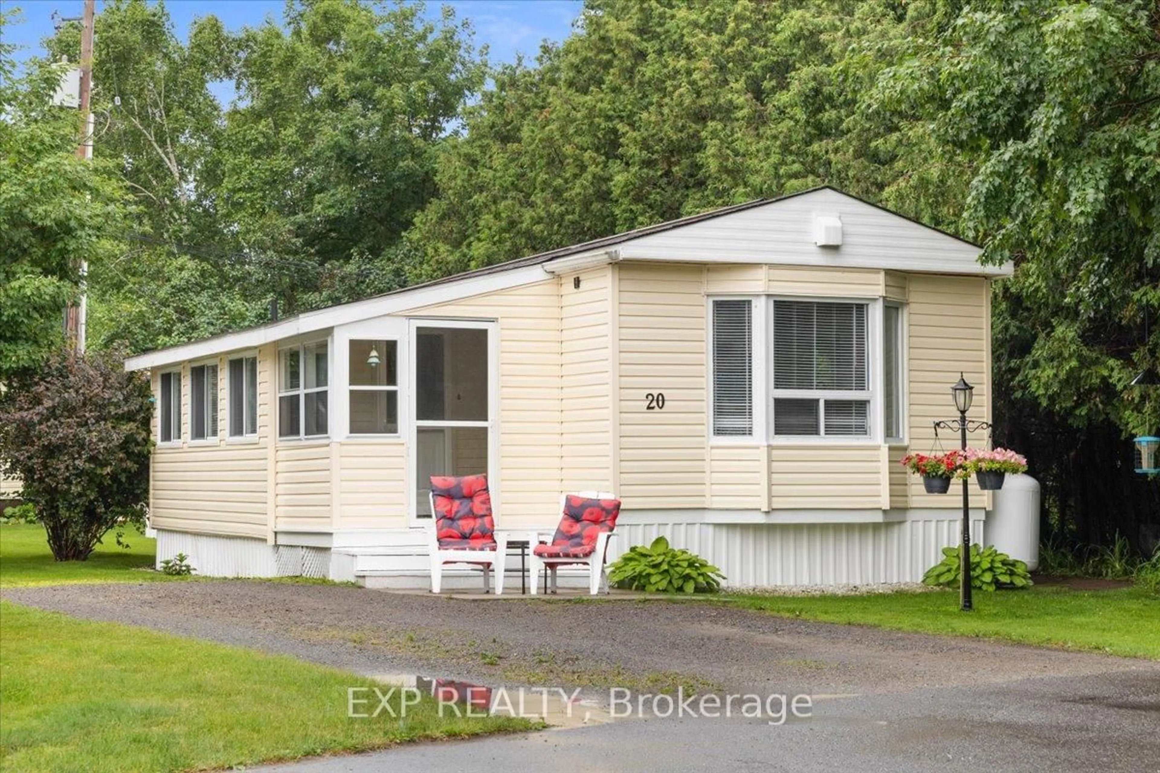 Home with vinyl exterior material, unknown for 20 Pinewood Ave, Carleton Place Ontario K7C 3P1
