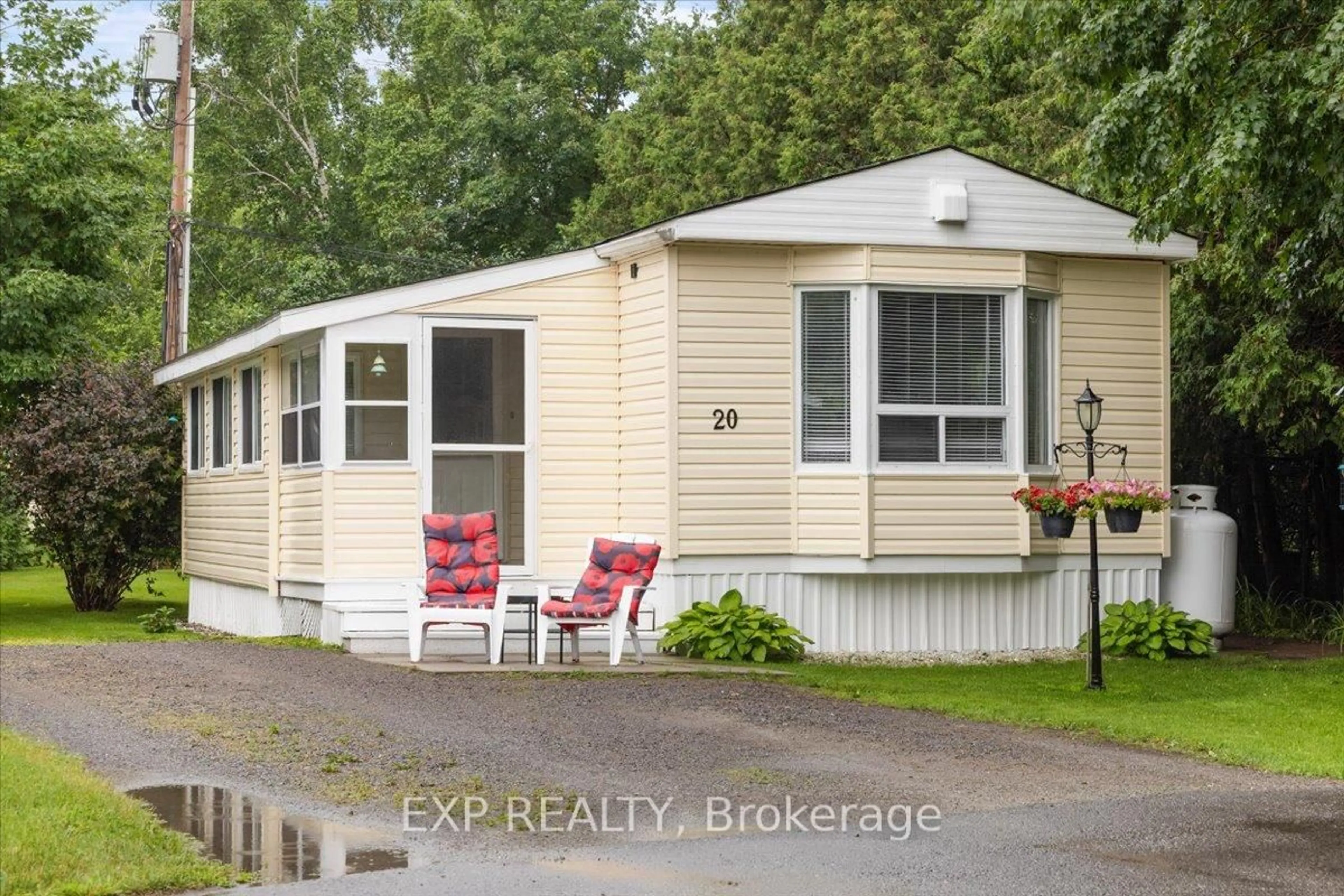 Home with vinyl exterior material, street for 20 Pinewood Ave, Carleton Place Ontario K7C 3P1