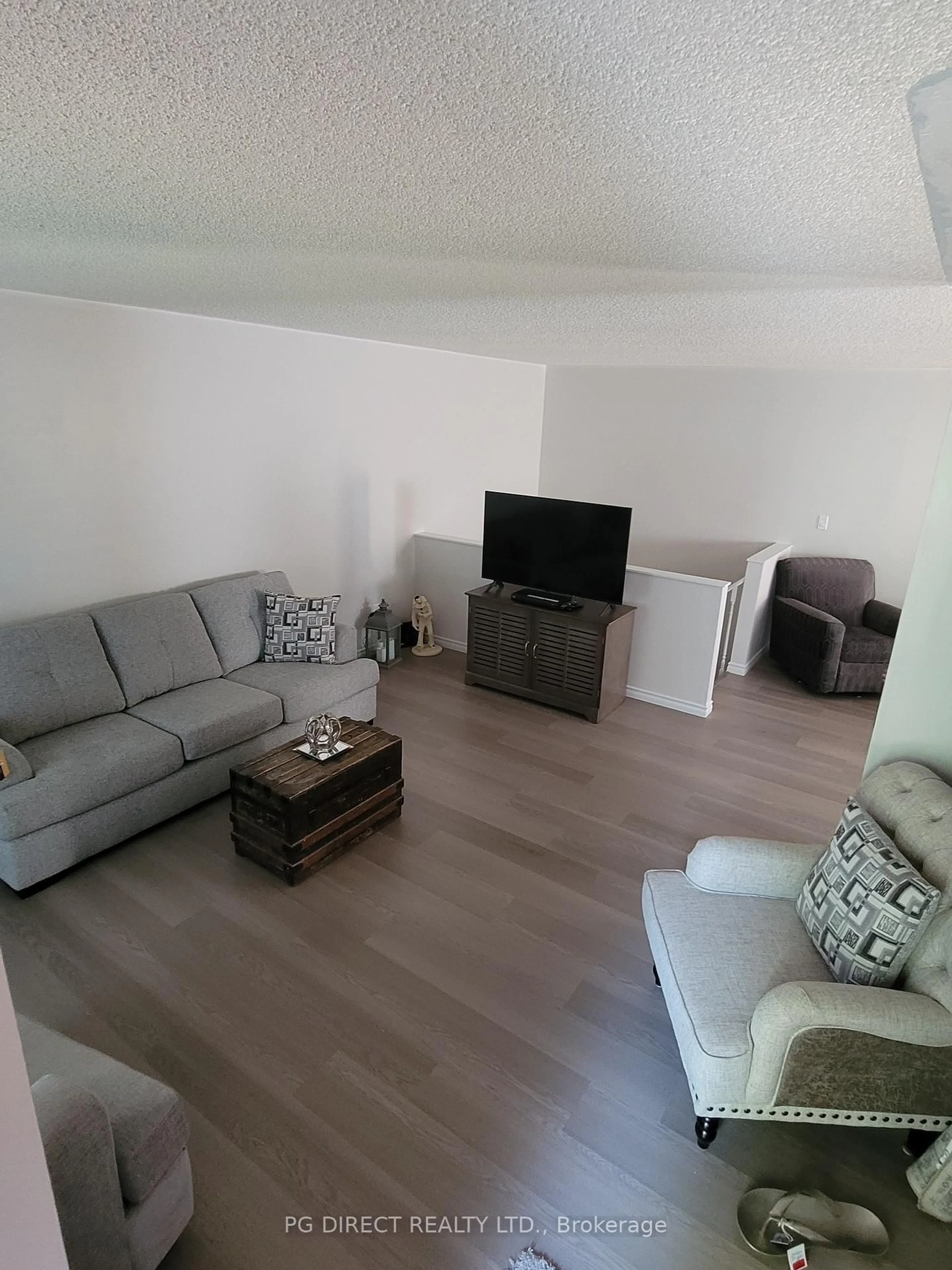 Living room with furniture, wood/laminate floor for 519 Wilson Rd, Cobourg Ontario K9A 5P7