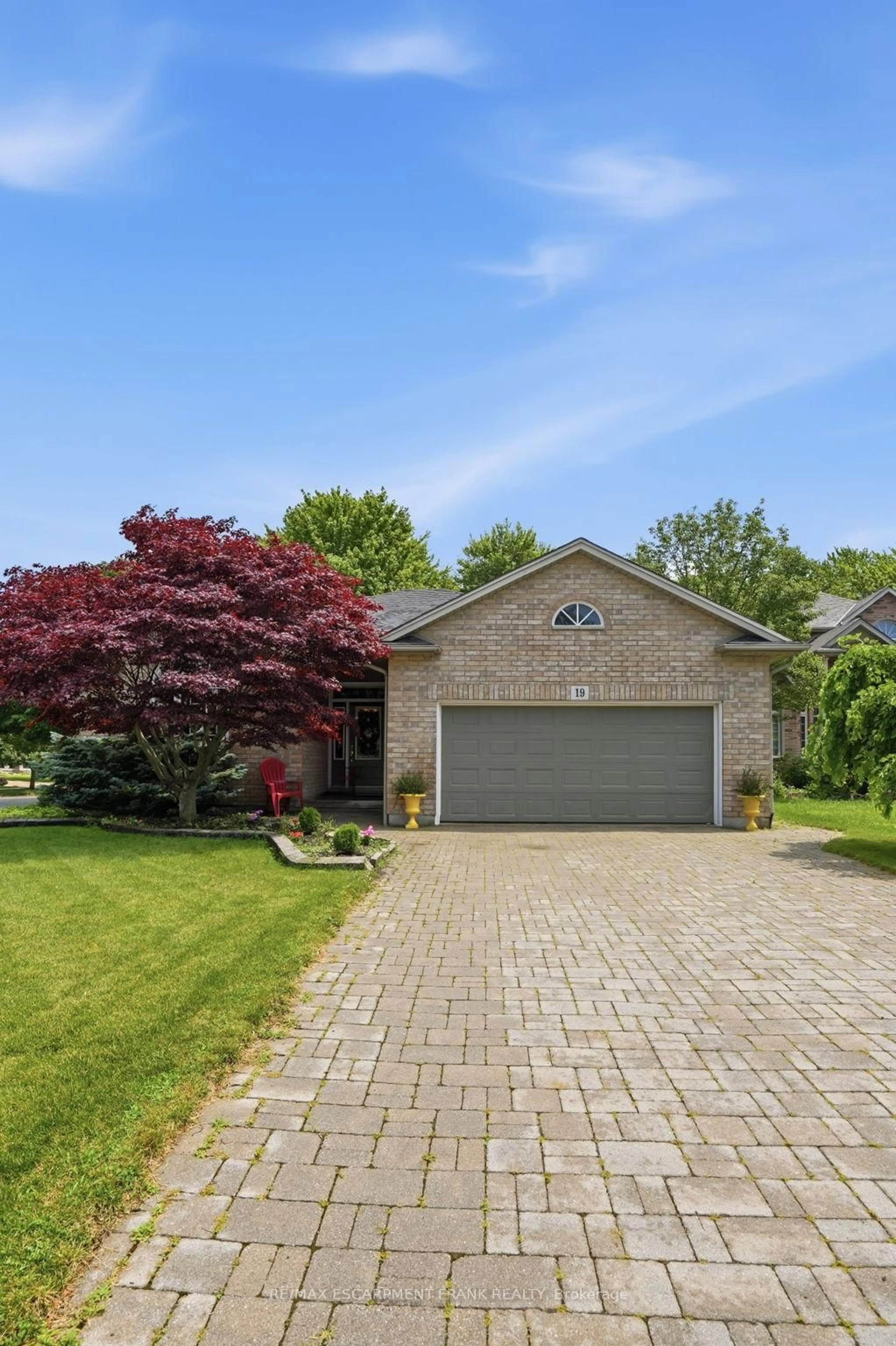 Home with brick exterior material, street for 19 Green Pointe Dr, Welland Ontario L3C 6Y2