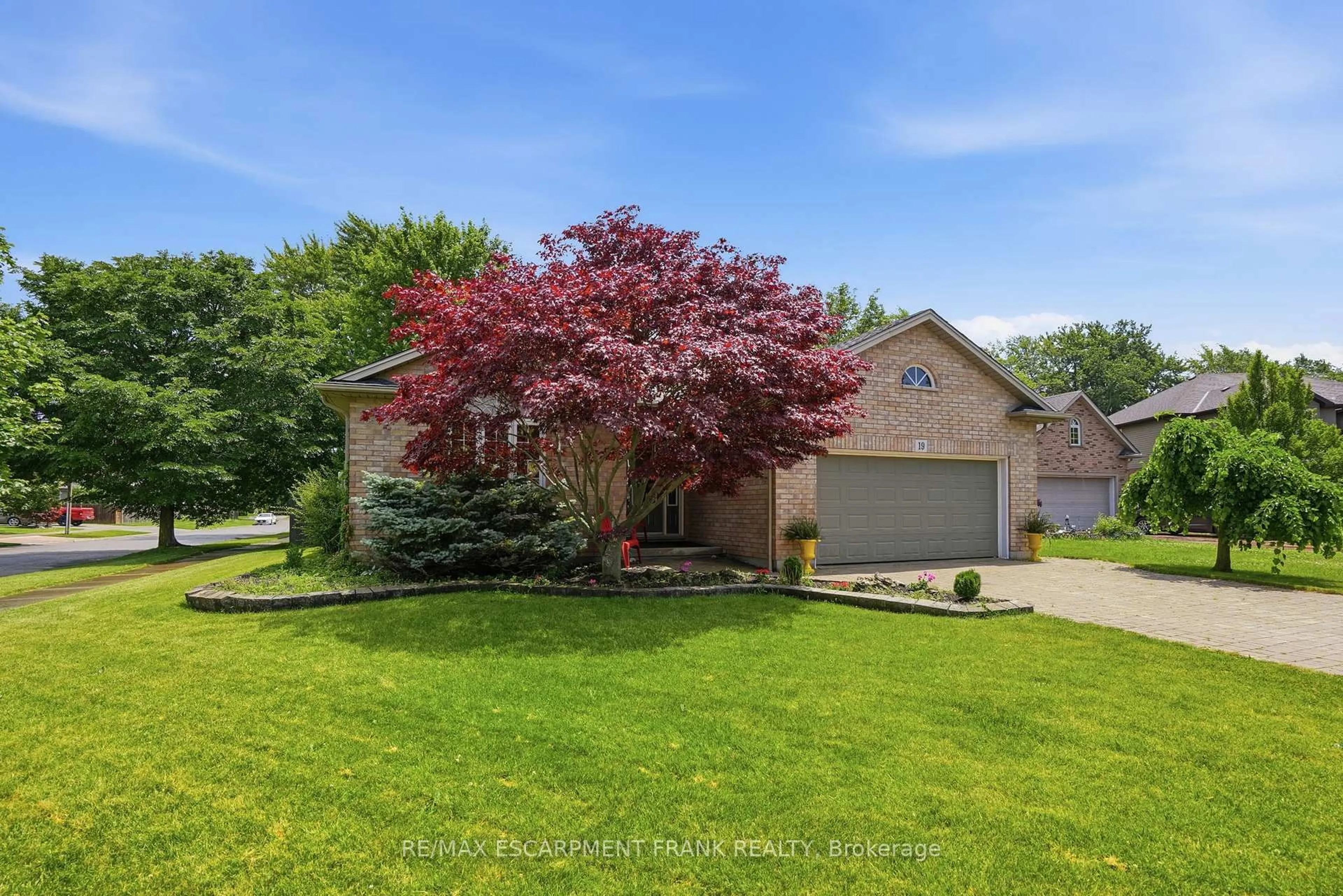 A pic from outside/outdoor area/front of a property/back of a property/a pic from drone, street for 19 Green Pointe Dr, Welland Ontario L3C 6Y2