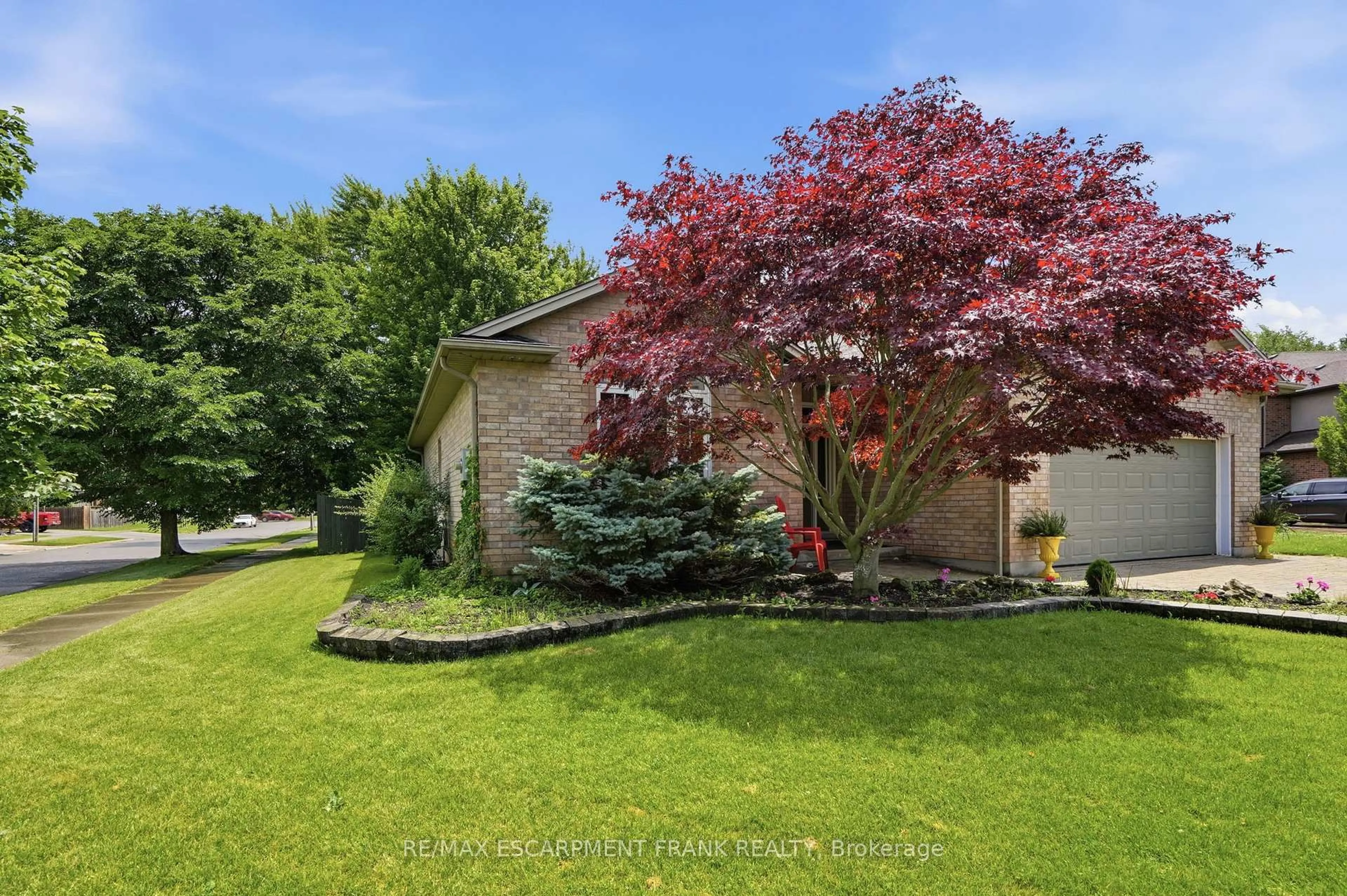 A pic from outside/outdoor area/front of a property/back of a property/a pic from drone, street for 19 Green Pointe Dr, Welland Ontario L3C 6Y2