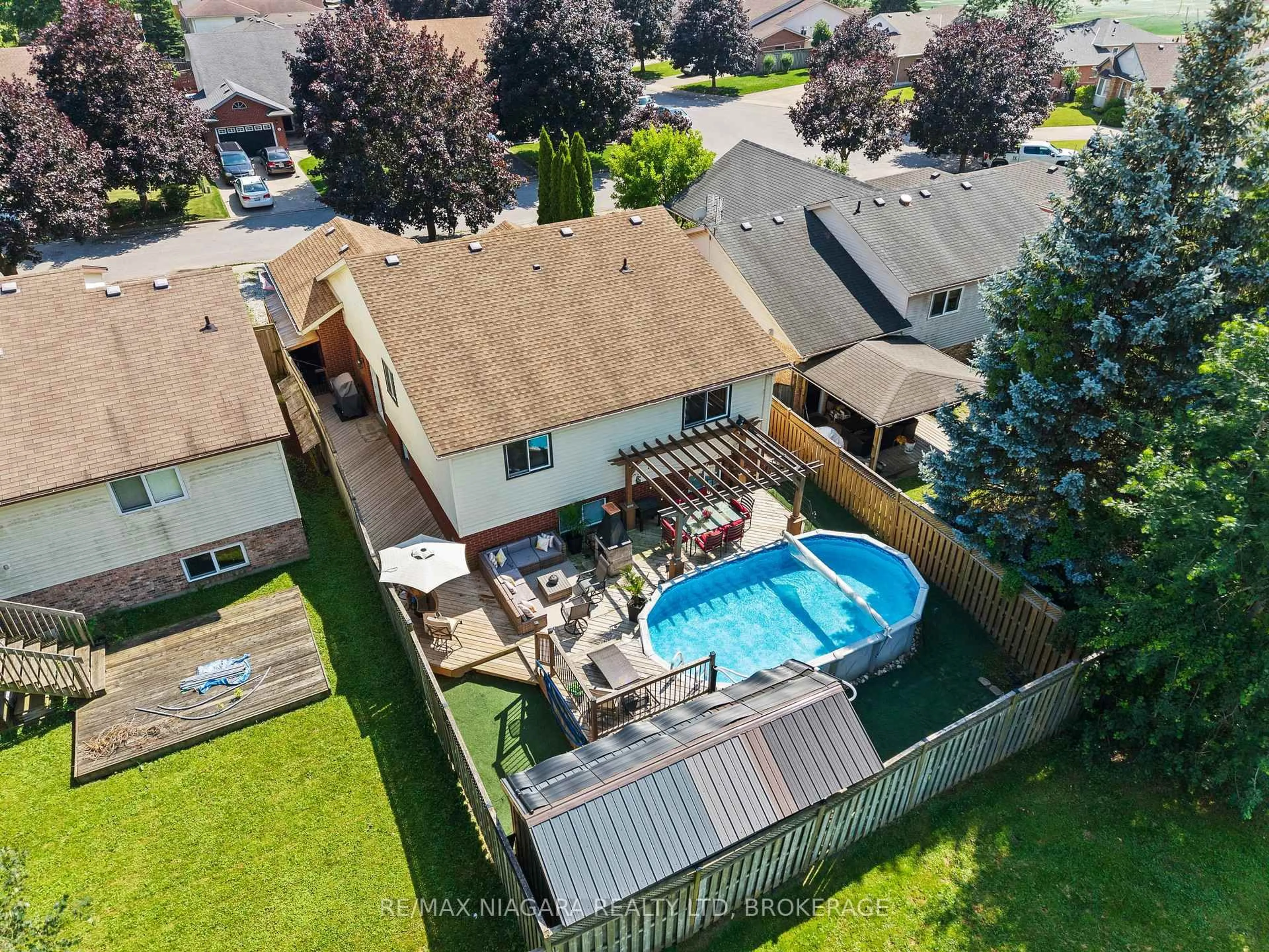 A pic from outside/outdoor area/front of a property/back of a property/a pic from drone, unknown for 5991 ANDREA Dr, Niagara Falls Ontario L2H 2Z9