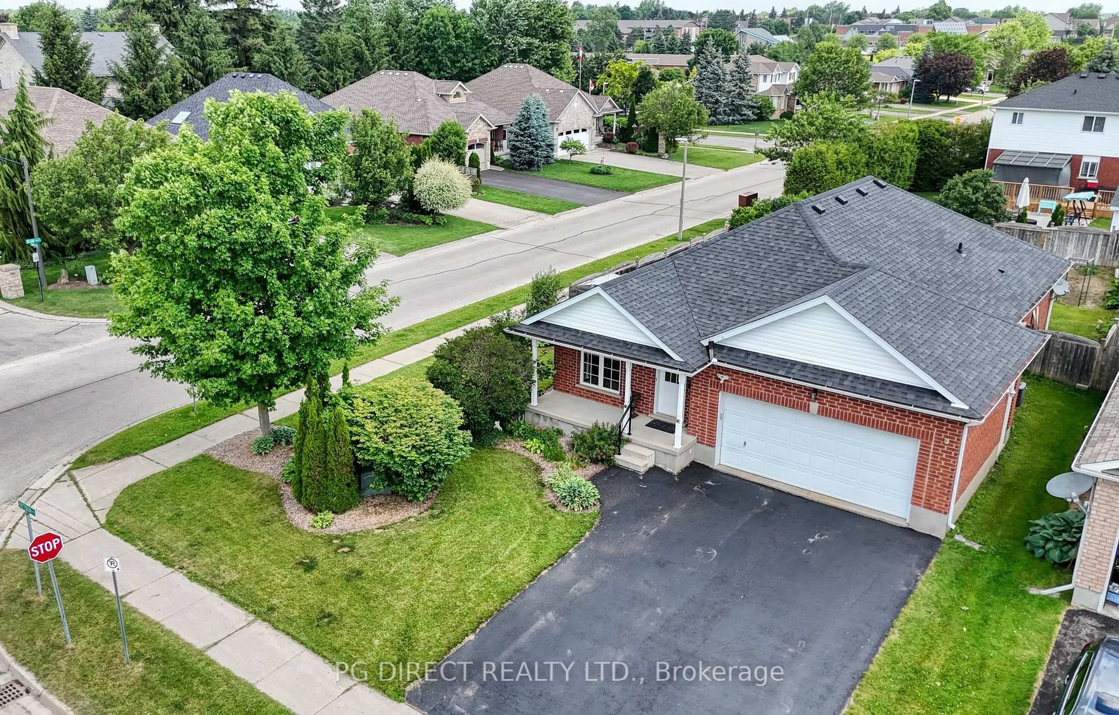 A pic from outside/outdoor area/front of a property/back of a property/a pic from drone, street for 10 Pattison Pl, Centre Wellington Ontario N1M 3V1