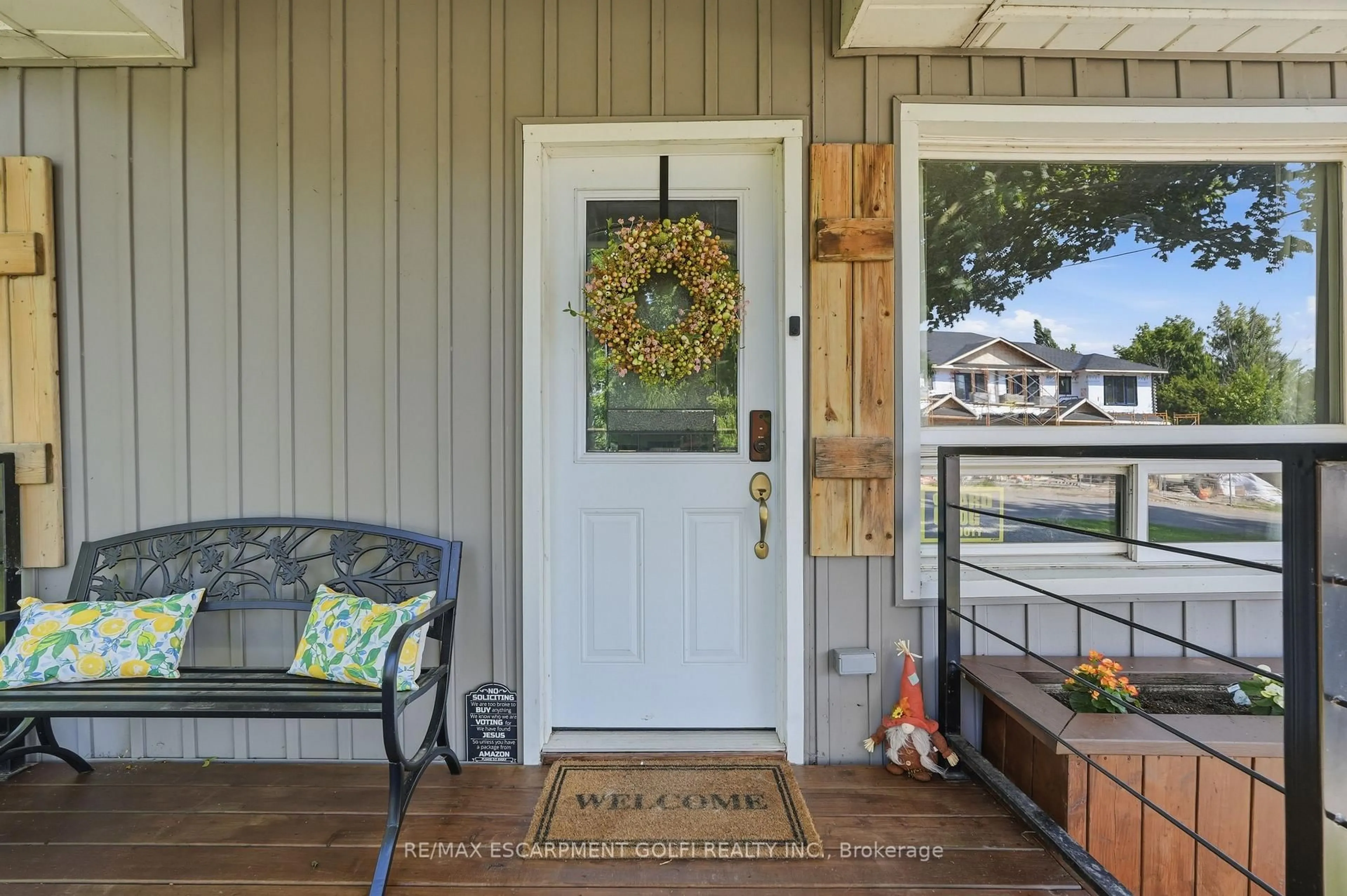 Indoor entryway for 21 RENFREW St, Haldimand Ontario N3W 1E8
