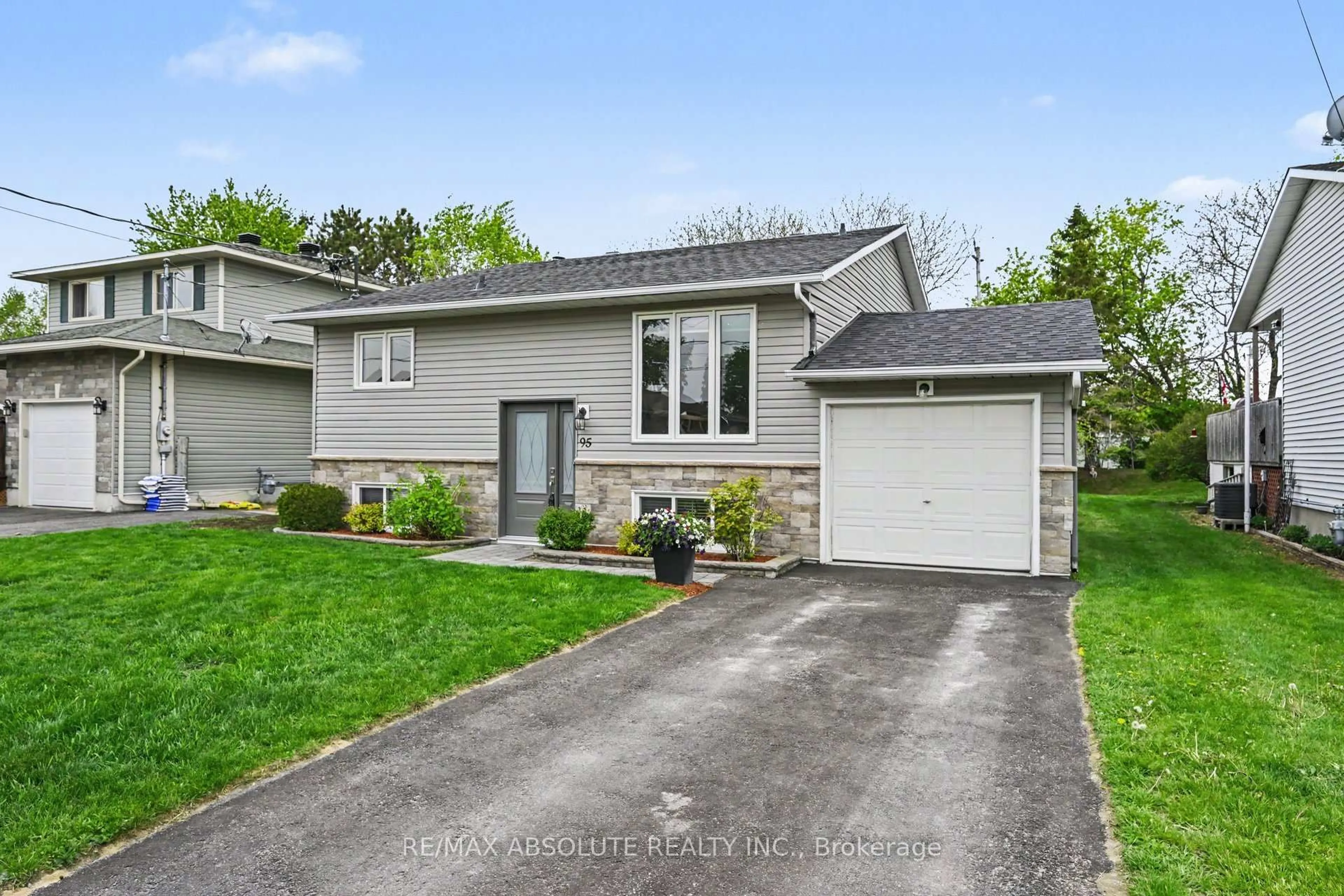 Home with vinyl exterior material, street for 95 Seventh Ave, Arnprior Ontario K7S 3S8