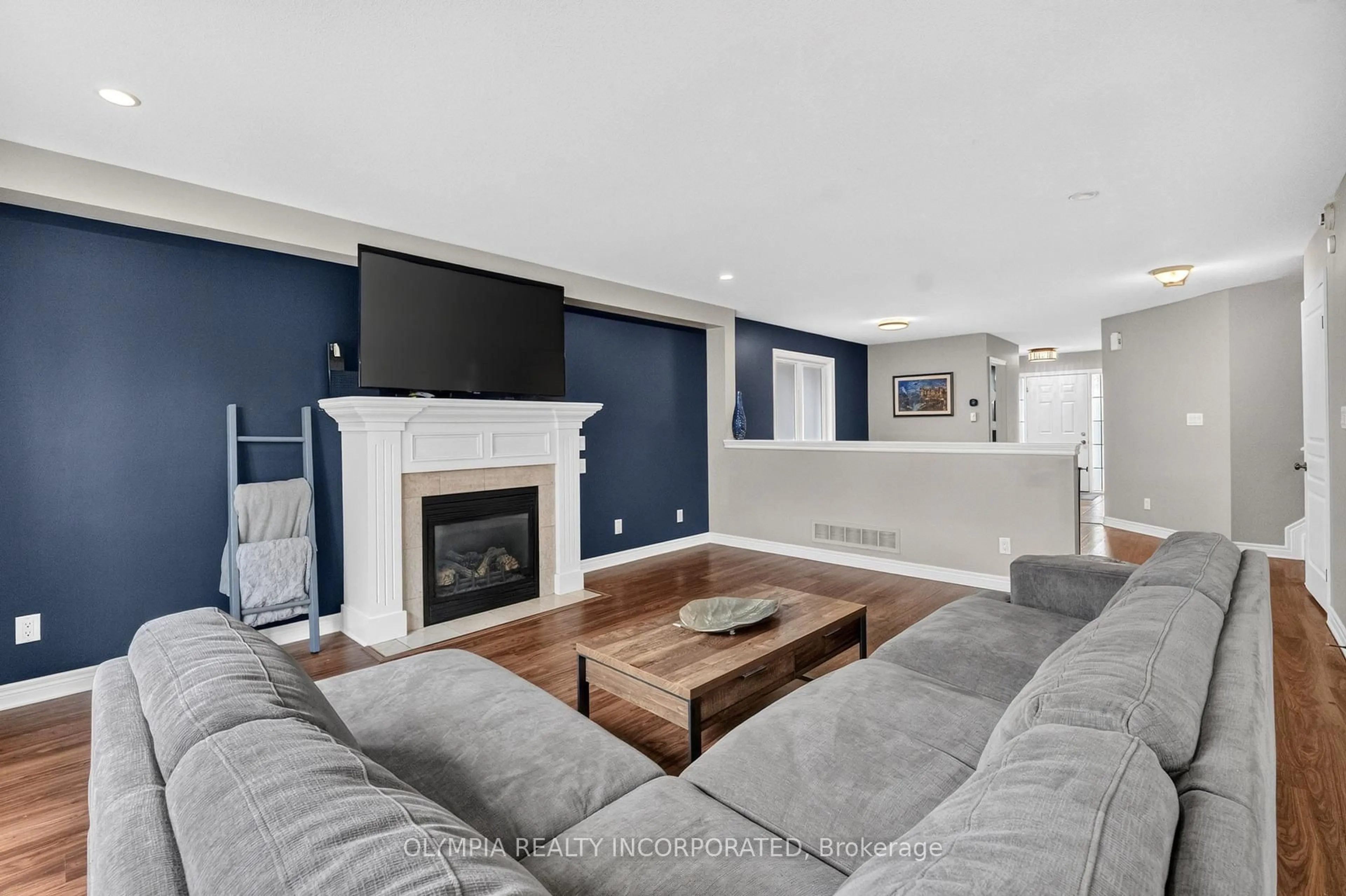 Living room with furniture, unknown for 72 Tuliptree Rd, Thorold Ontario L2V 0A5