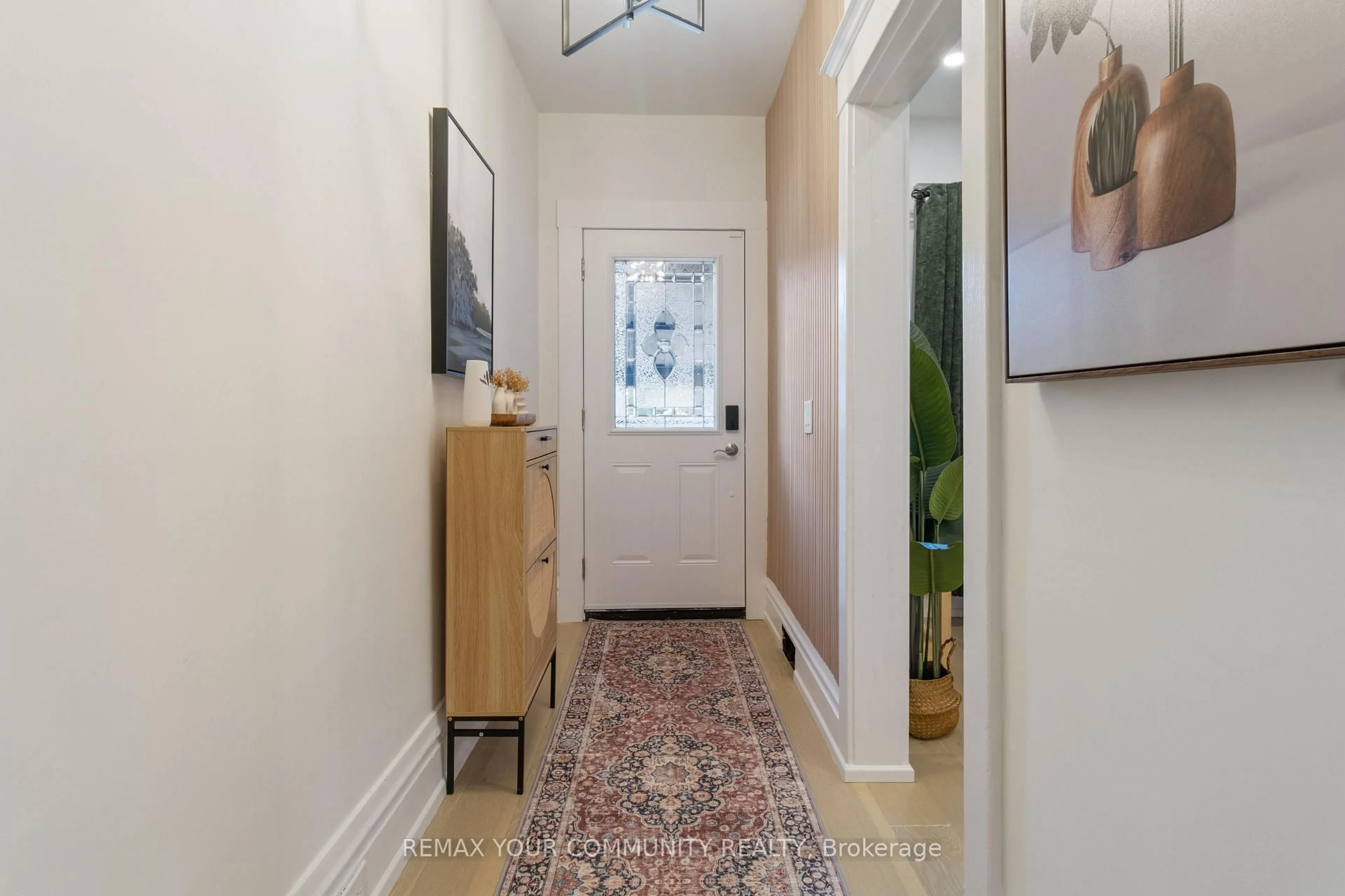 Indoor entryway for 184 Stirton St, Hamilton Ontario L8L 6G6