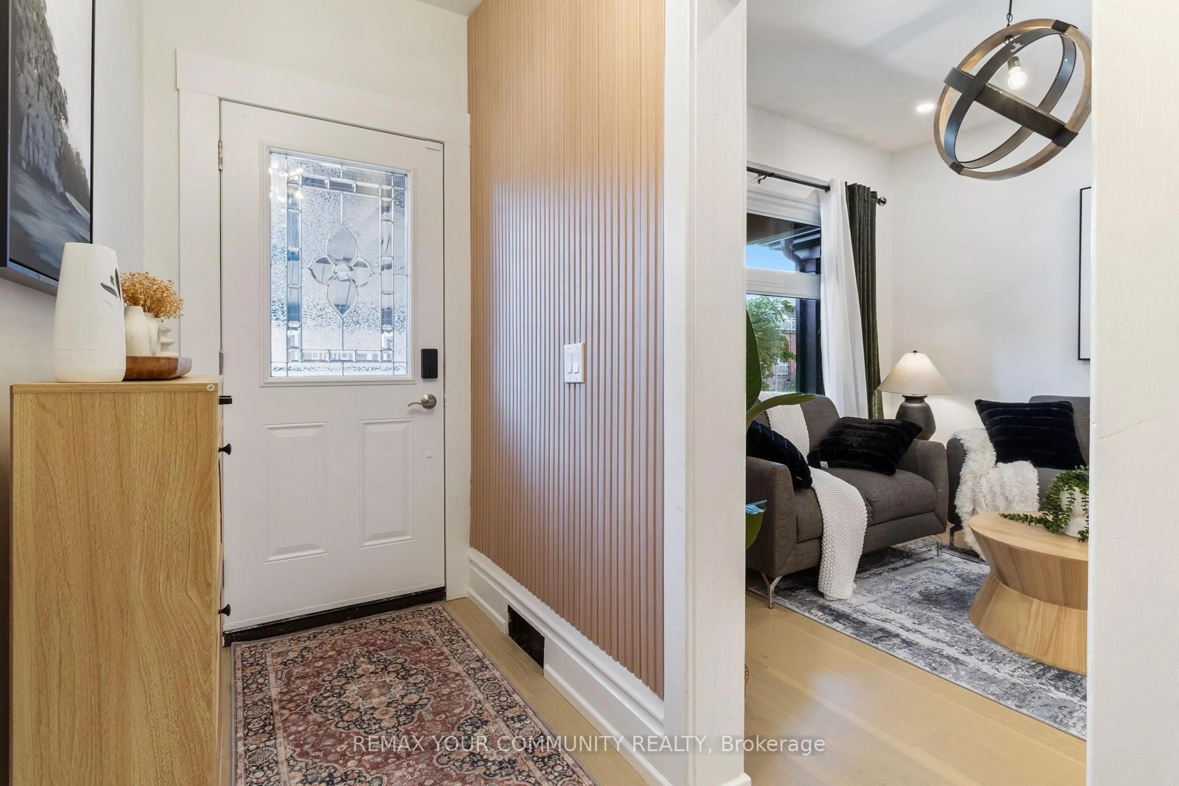 Indoor entryway for 184 Stirton St, Hamilton Ontario L8L 6G6