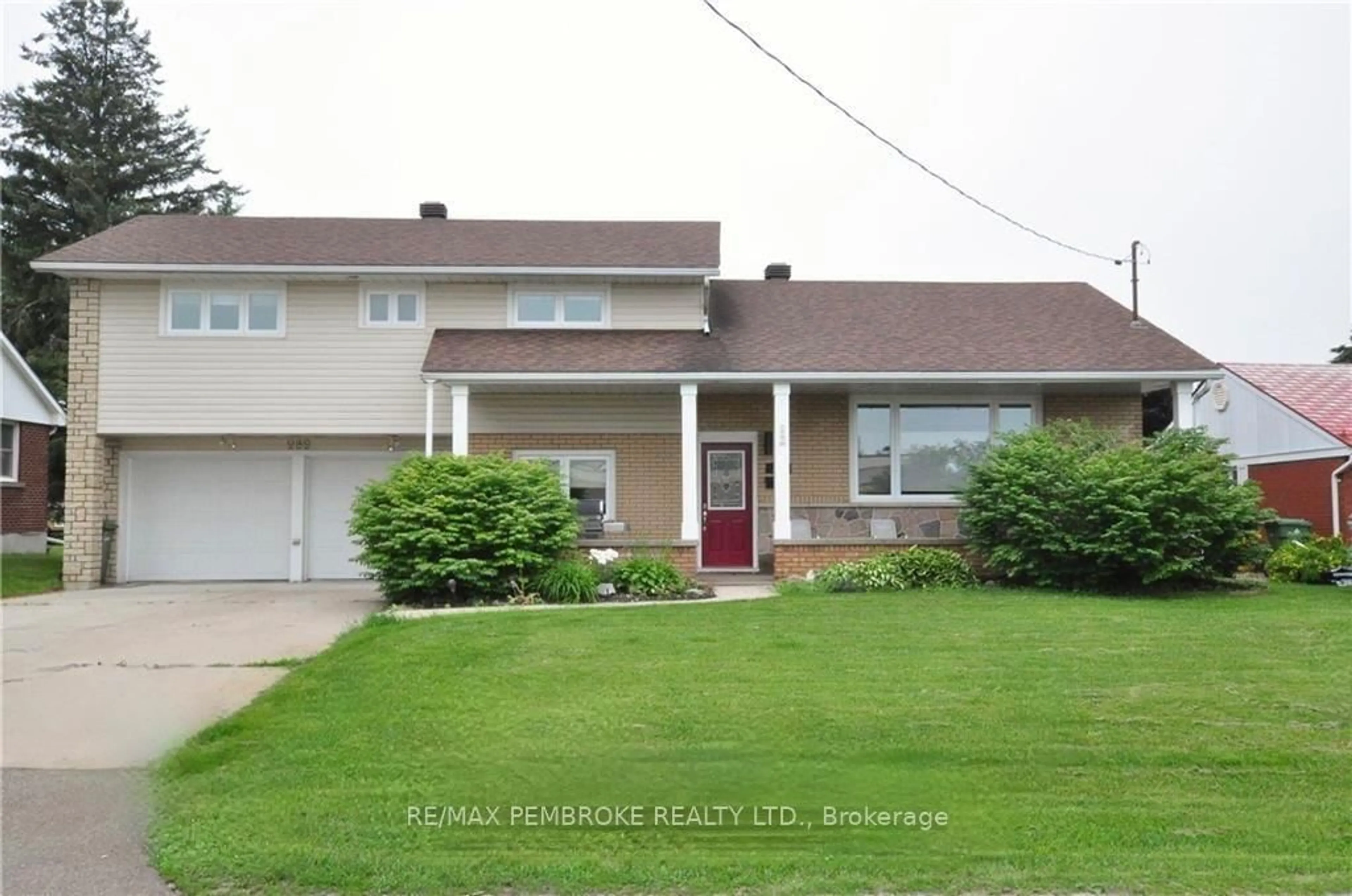 Home with vinyl exterior material, street for 282 Clemow Ave, Pembroke Ontario K8A 2E4