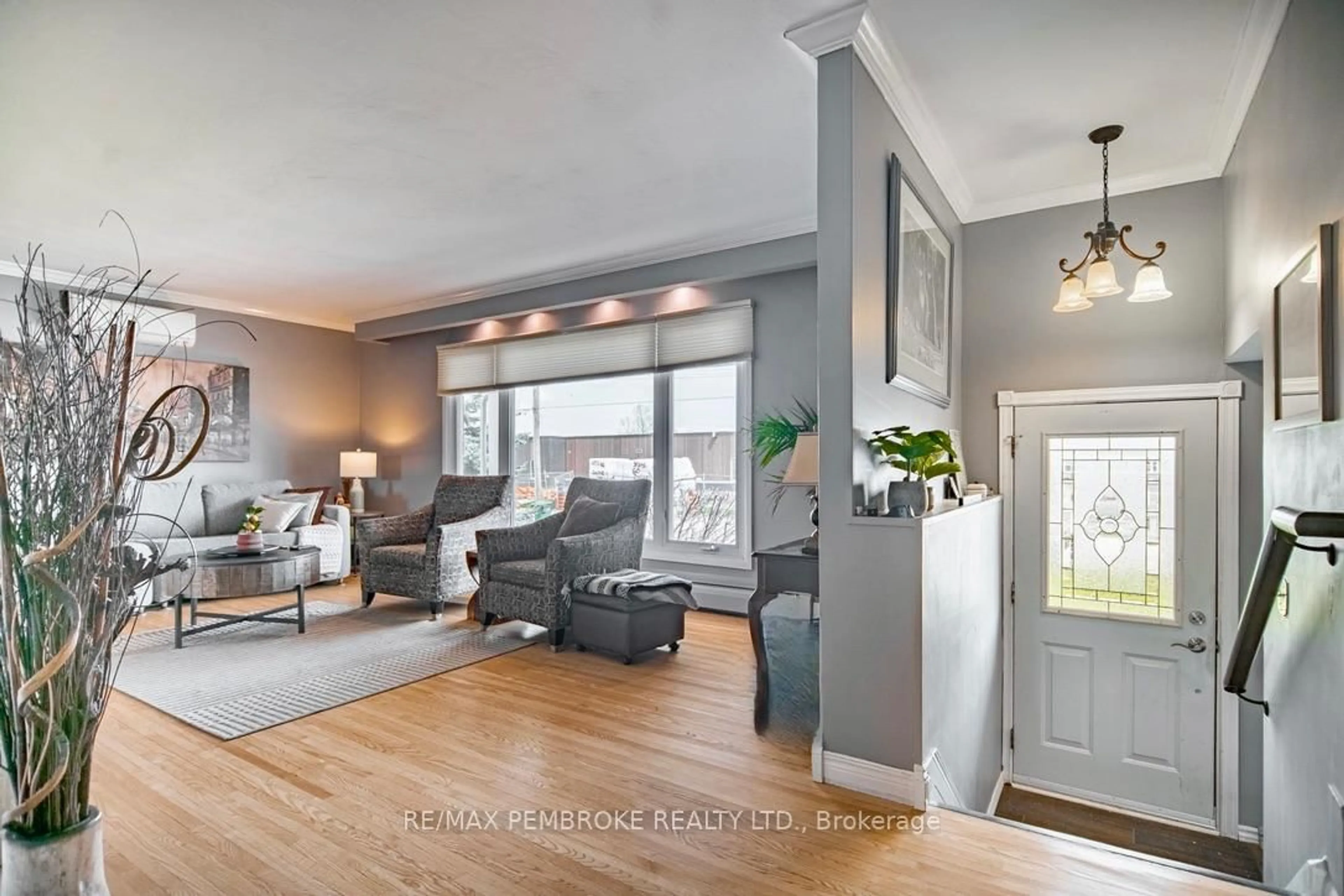 Indoor entryway for 282 Clemow Ave, Pembroke Ontario K8A 2E4