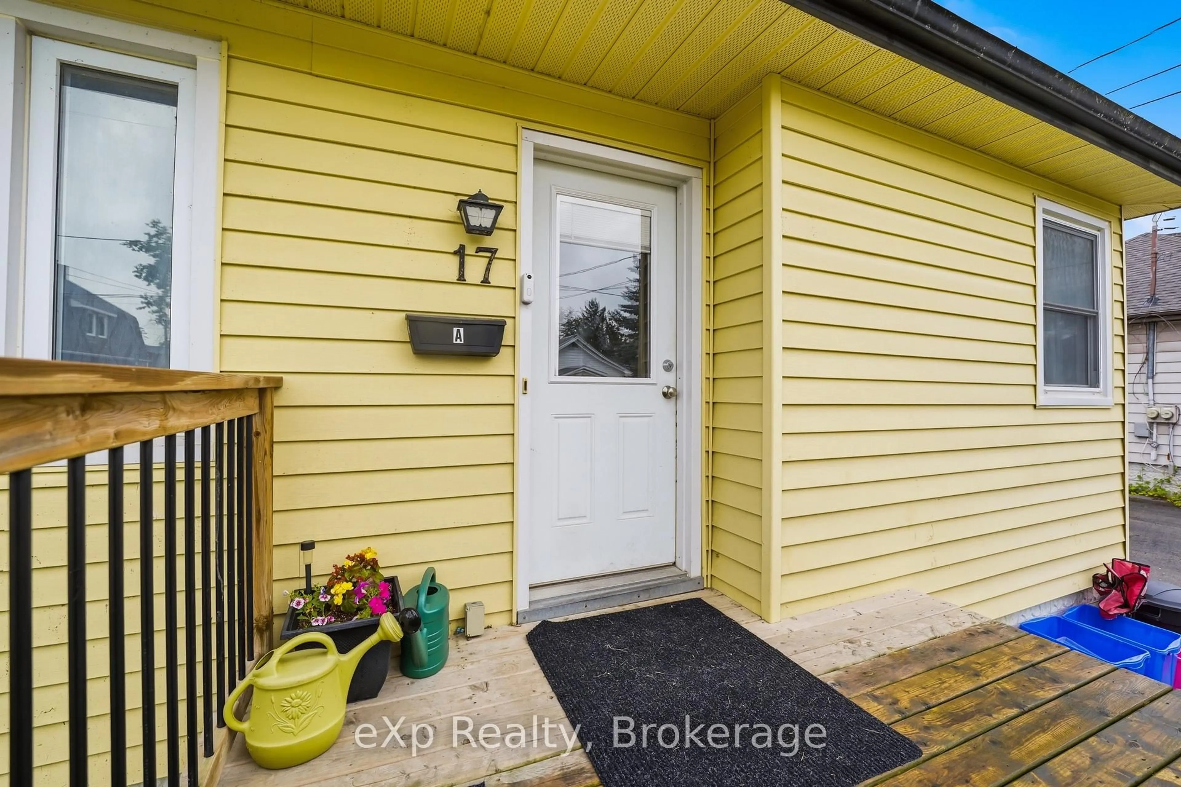 Indoor entryway for 17 Burton St, Belleville Ontario K8P 1E5